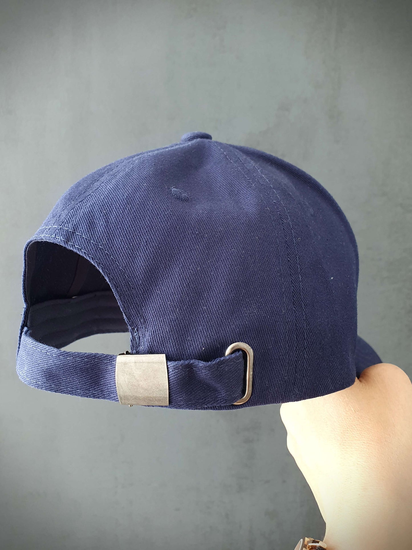 Découvrez notre casquette bleue marine tendance avec une lettre C en bouclette sur l'avant, ajoutant une touche d'originalité. Fabriquée à partir de 100% coton de qualité, cette casquette offre un confort optimal. Son design réglable à l'arrière permet un ajustement personnalisé pour s'adapter à toutes les tailles de tête. Que vous souhaitiez un look décontracté ou sportif, cette casquette polyvalente est un choix idéal. Complétez votre tenue avec style et profitez d'un accessoire pratique et à la mode.