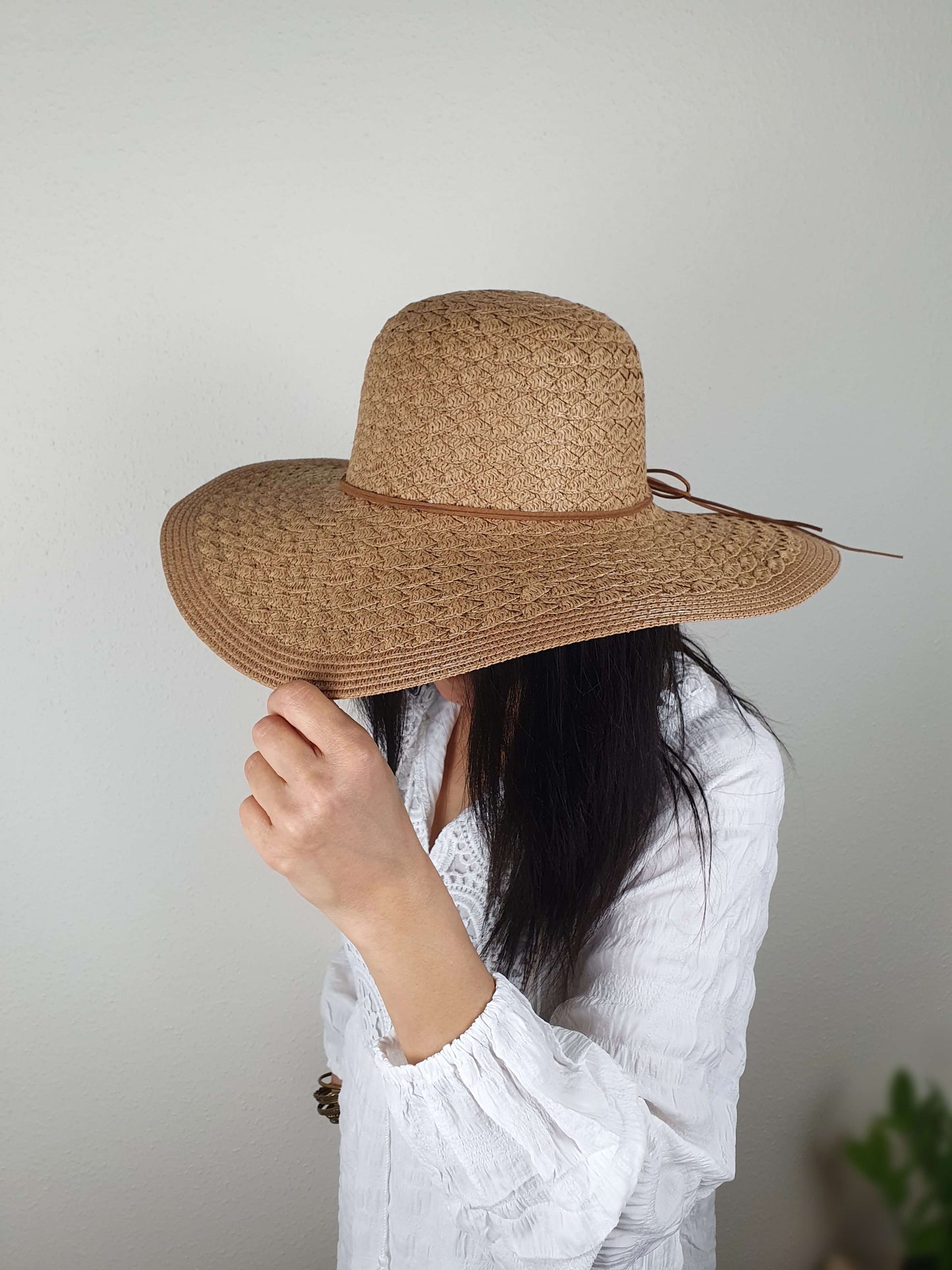 Chapeau en forme capeline de couleur camel à découvrir sur www.gayano.fr