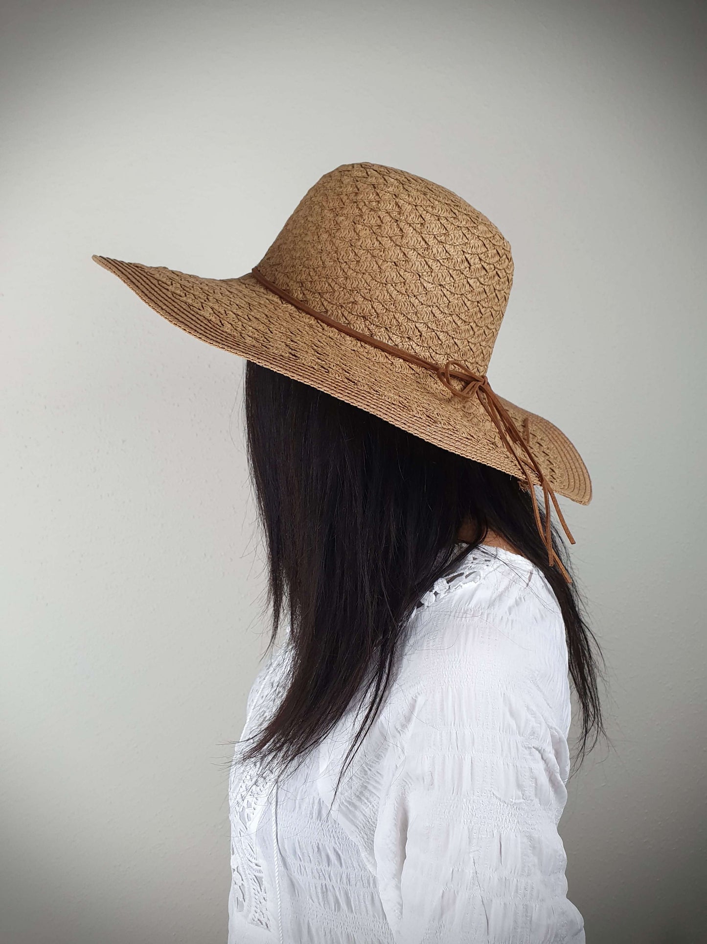 Chapeau en forme capeline de couleur camel à découvrir sur www.gayano.fr
