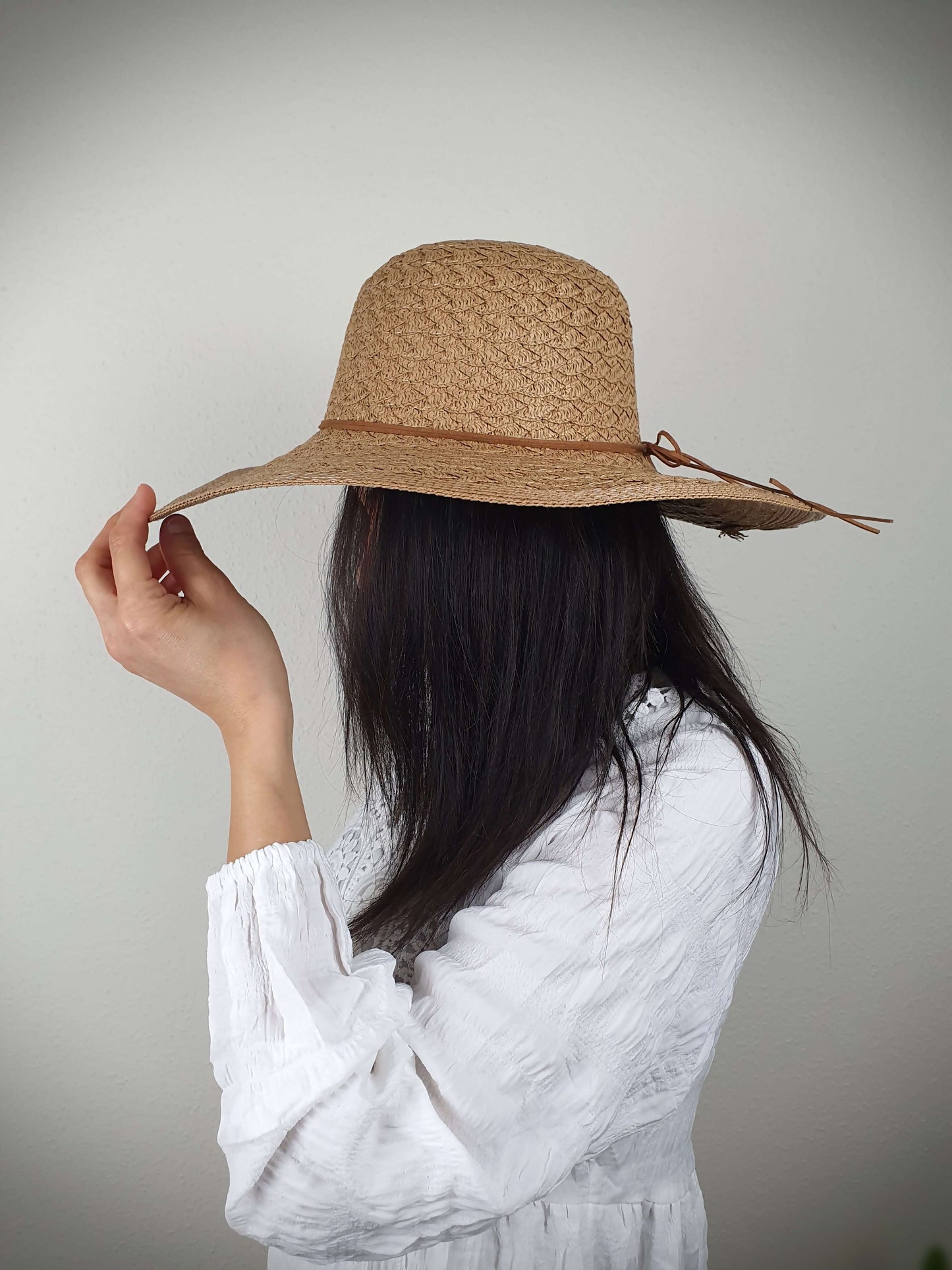Chapeau en forme capeline de couleur camel à découvrir sur www.gayano.fr