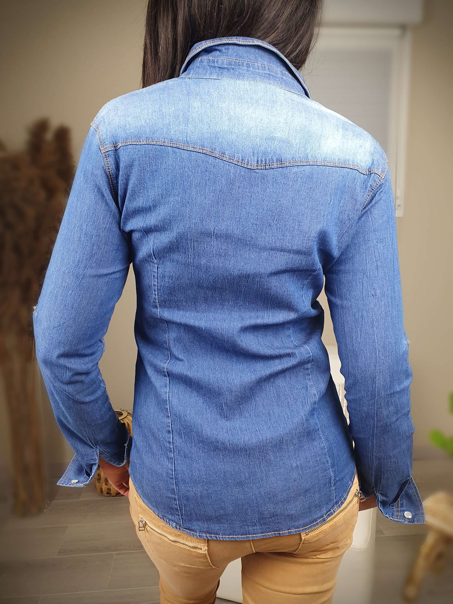 Chemise jean manches longues et retroussables coupe cintrée avec des fermetures à boutons pressions et finition surpiquée à découvrir sur www.gayano.fr