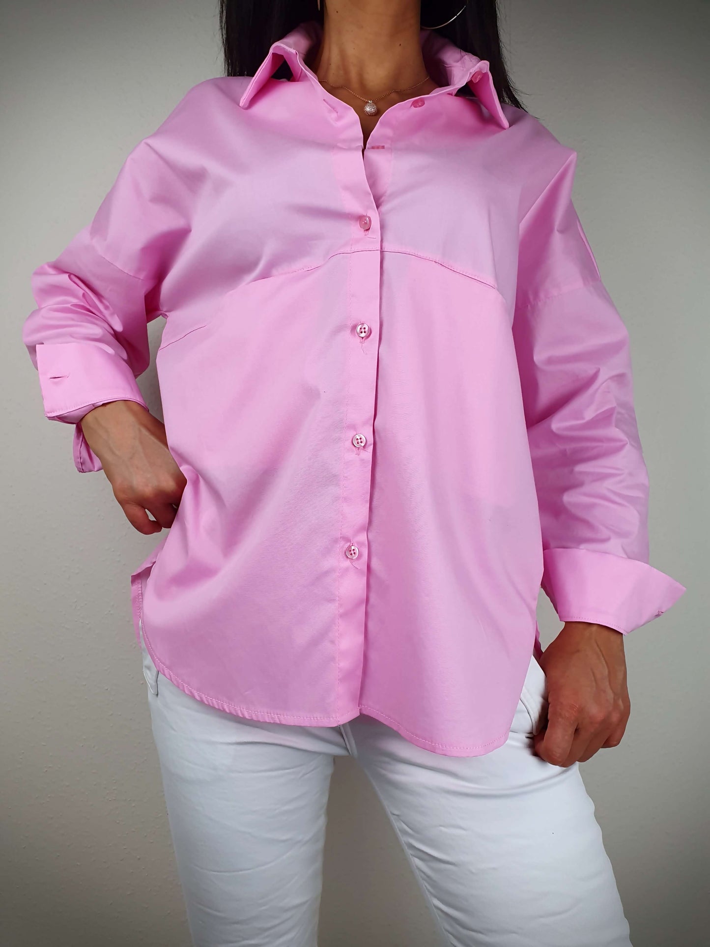 La chemise oversize coupe loose, made in Italie, est un mélange de 97% coton et 3% élasthanne. Elle possède des poches plates sous la poitrine, des manches longues avec un bouton, et se ferme par boutons. Confortable, décontractée et de haute qualité, elle incarne le style italien contemporain.