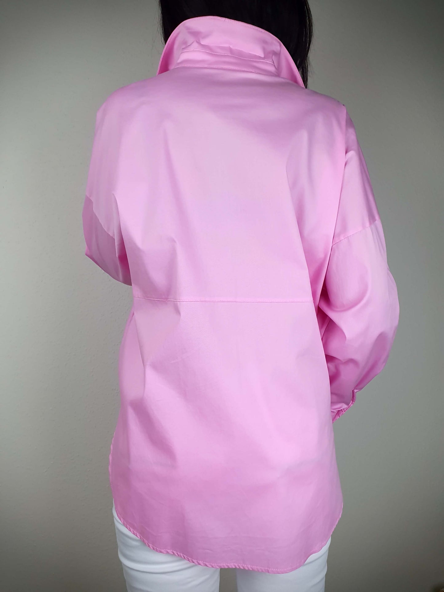 La chemise oversize coupe loose, made in Italie, est un mélange de 97% coton et 3% élasthanne. Elle possède des poches plates sous la poitrine, des manches longues avec un bouton, et se ferme par boutons. Confortable, décontractée et de haute qualité, elle incarne le style italien contemporain.