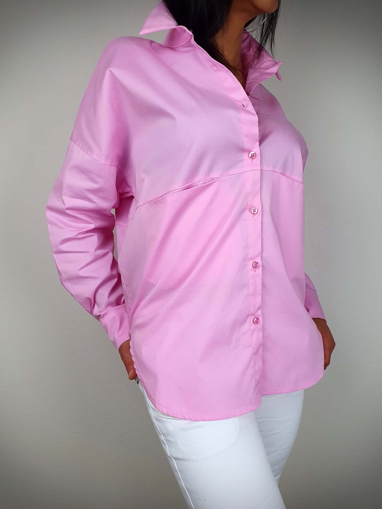 La chemise oversize coupe loose, made in Italie, est un mélange de 97% coton et 3% élasthanne. Elle possède des poches plates sous la poitrine, des manches longues avec un bouton, et se ferme par boutons. Confortable, décontractée et de haute qualité, elle incarne le style italien contemporain.