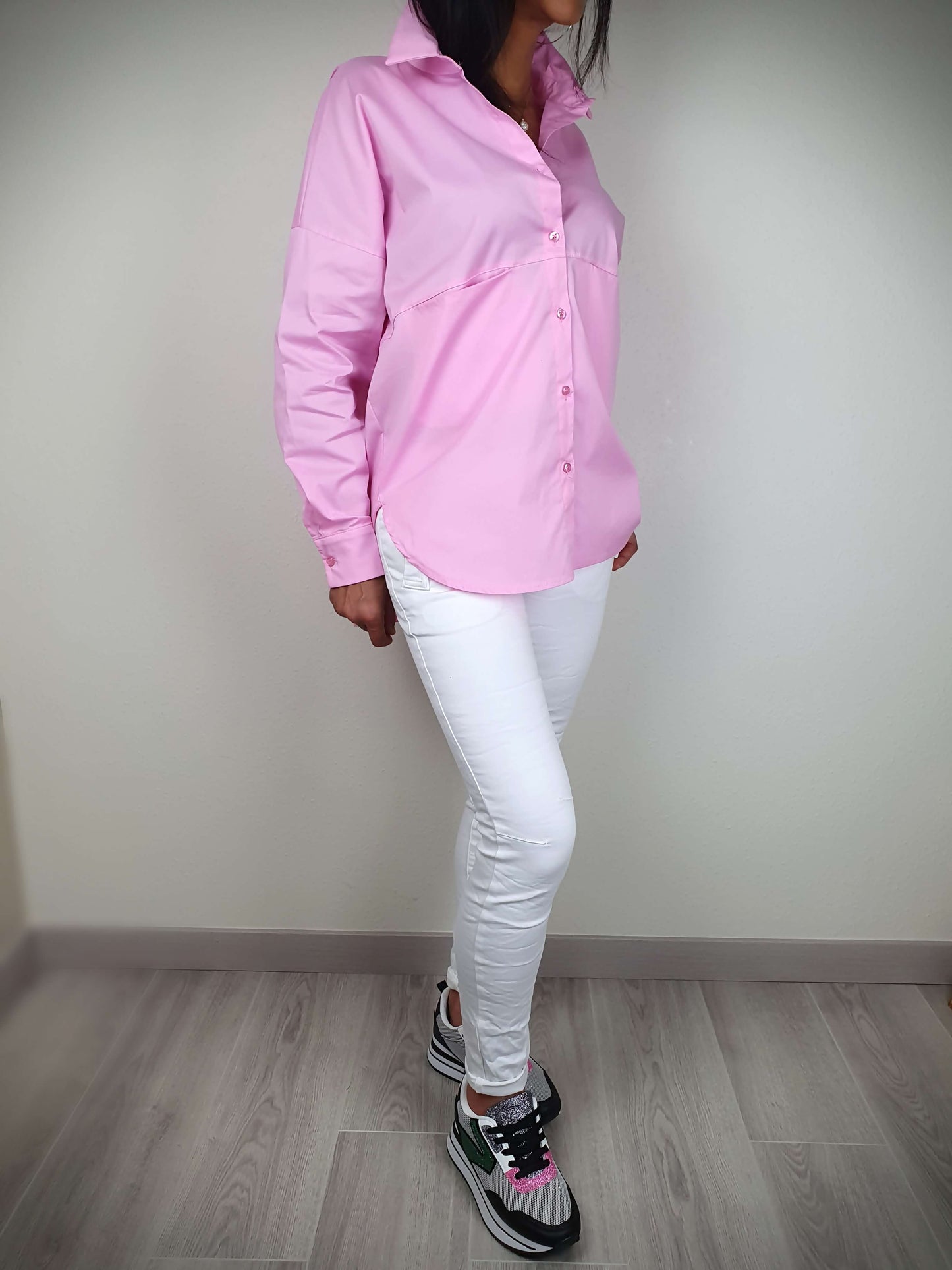 La chemise oversize coupe loose, made in Italie, est un mélange de 97% coton et 3% élasthanne. Elle possède des poches plates sous la poitrine, des manches longues avec un bouton, et se ferme par boutons. Confortable, décontractée et de haute qualité, elle incarne le style italien contemporain.