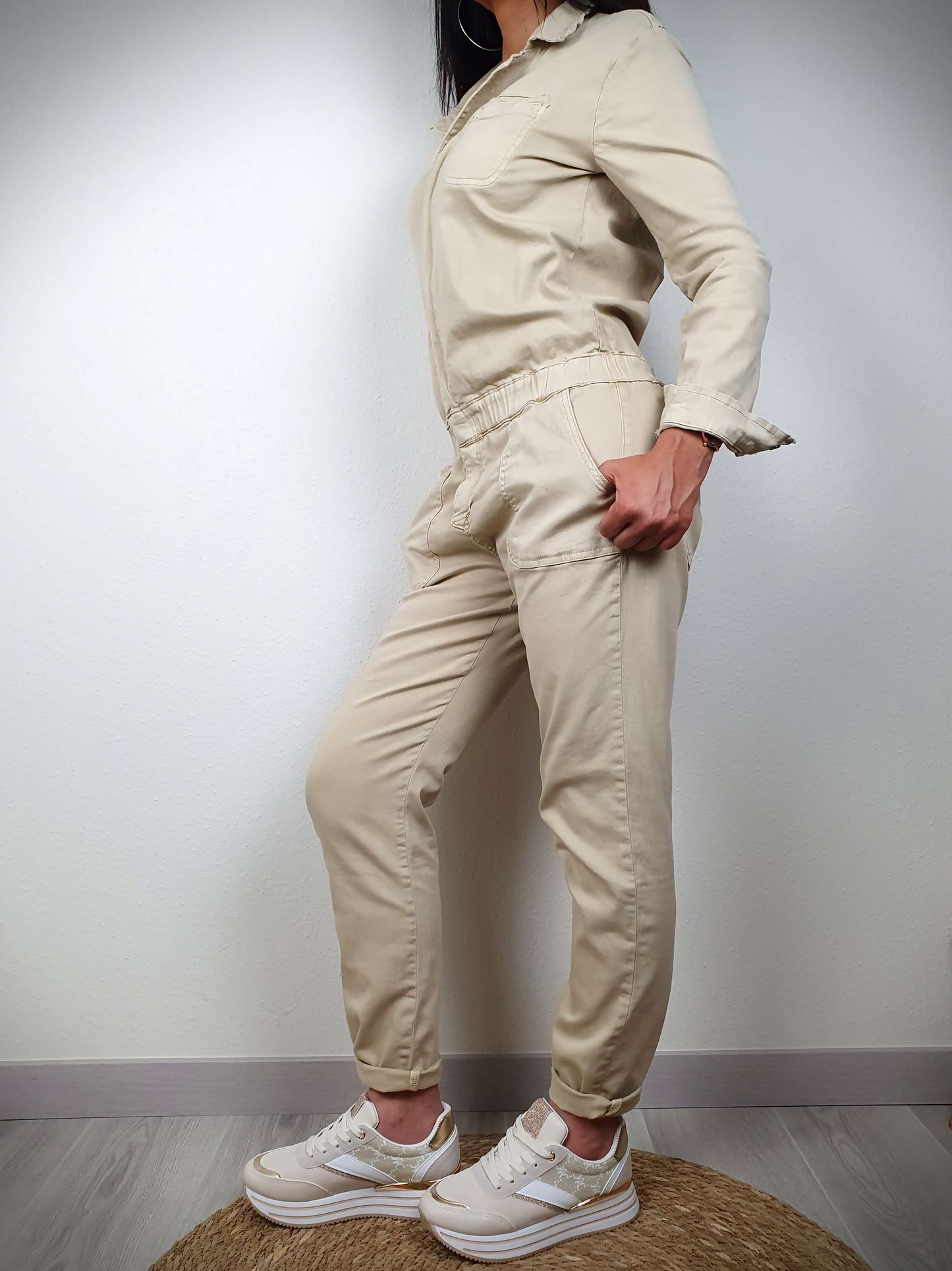 Combinaison femme coupe droite en 97% coton, 3% élasthanne. Petite poche poitrine, 2 grandes poches plaquées sous la taille, manches longues avec bouton pression, fermeture éclair cachée. Taille élastiquée avec passants, 2 poches plaquées à l'arrière. Pratique et élégante, offre un confort et une liberté de mouvement durables.