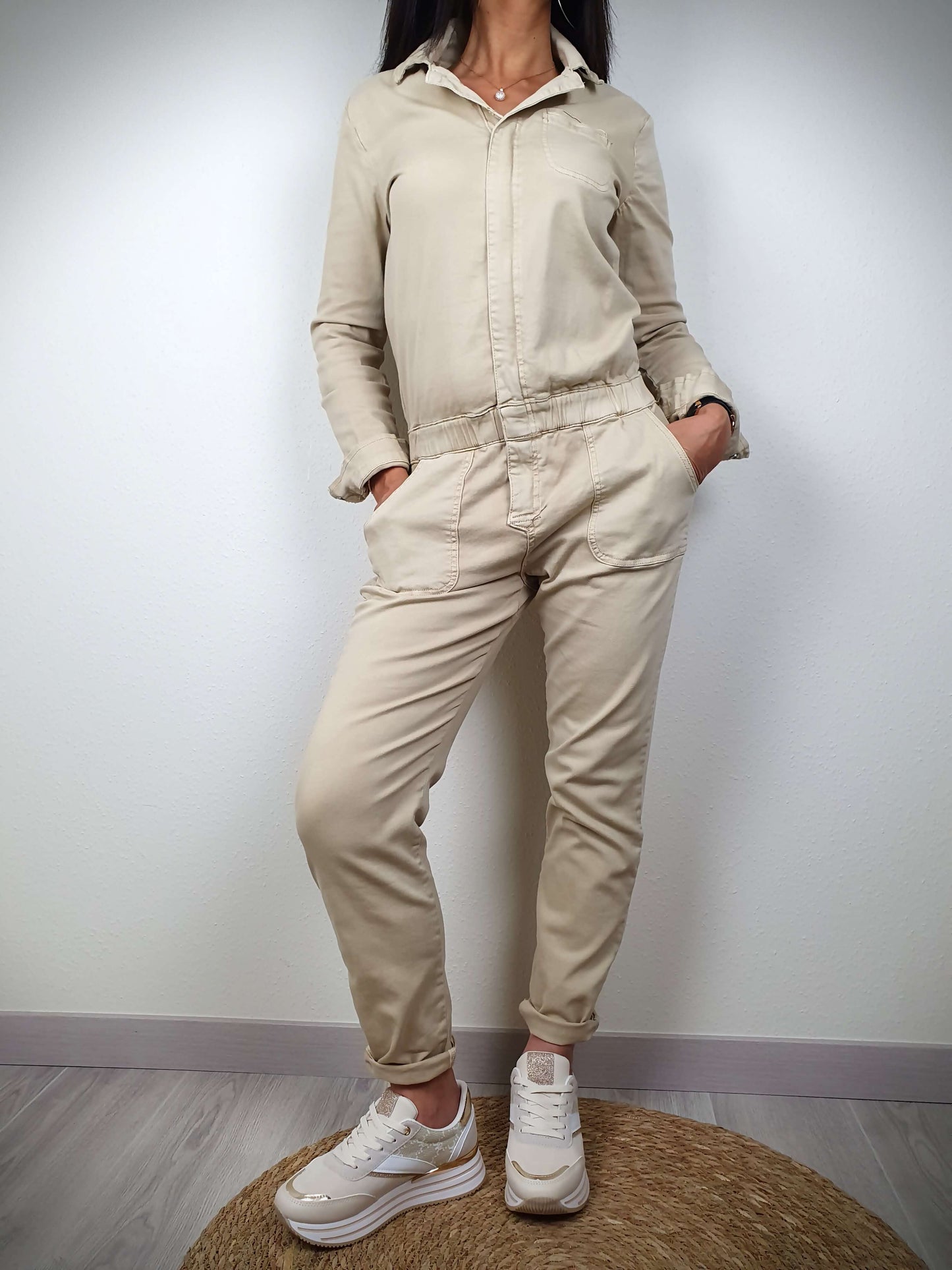 Combinaison femme coupe droite en 97% coton, 3% élasthanne. Petite poche poitrine, 2 grandes poches plaquées sous la taille, manches longues avec bouton pression, fermeture éclair cachée. Taille élastiquée avec passants, 2 poches plaquées à l'arrière. Pratique et élégante, offre un confort et une liberté de mouvement durables.