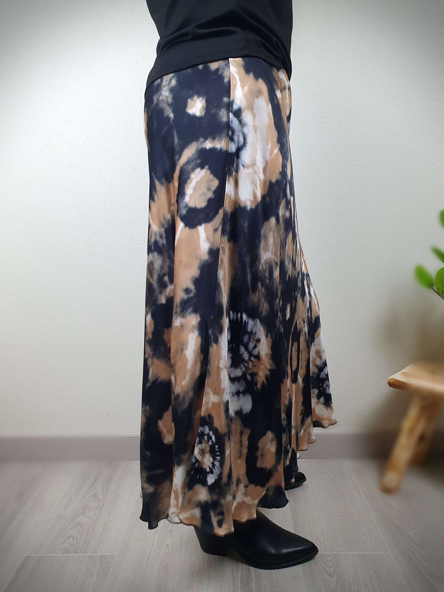 Jupe tie & dye noire et beige foncé, coupe légèrement évasée. A découvrir sur www.gayano.fr