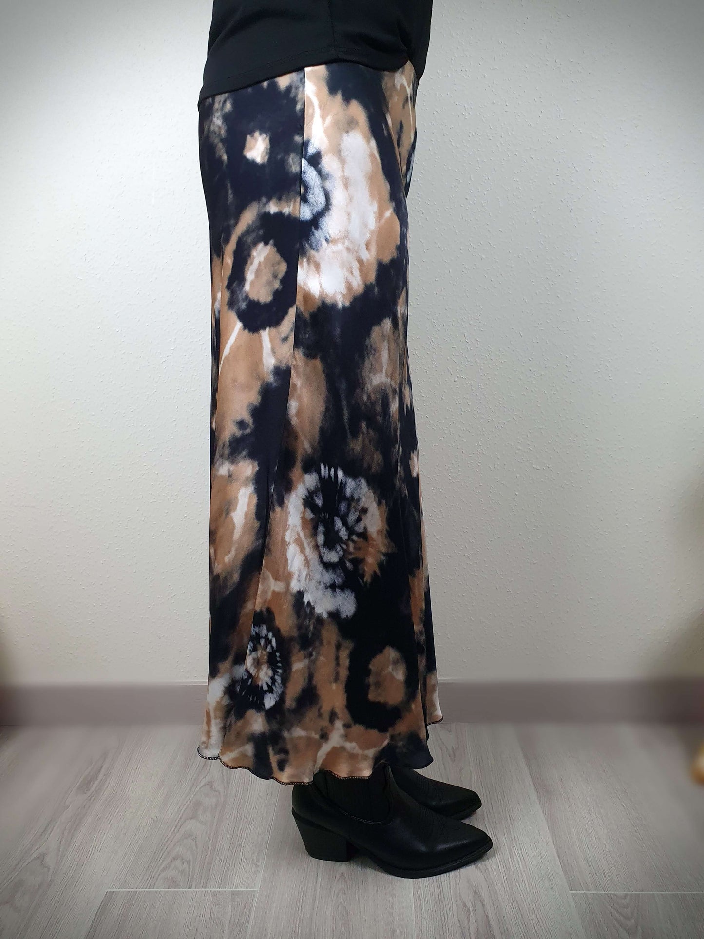 Jupe tie & dye noire et beige foncé, coupe légèrement évasée. A découvrir sur www.gayano.fr