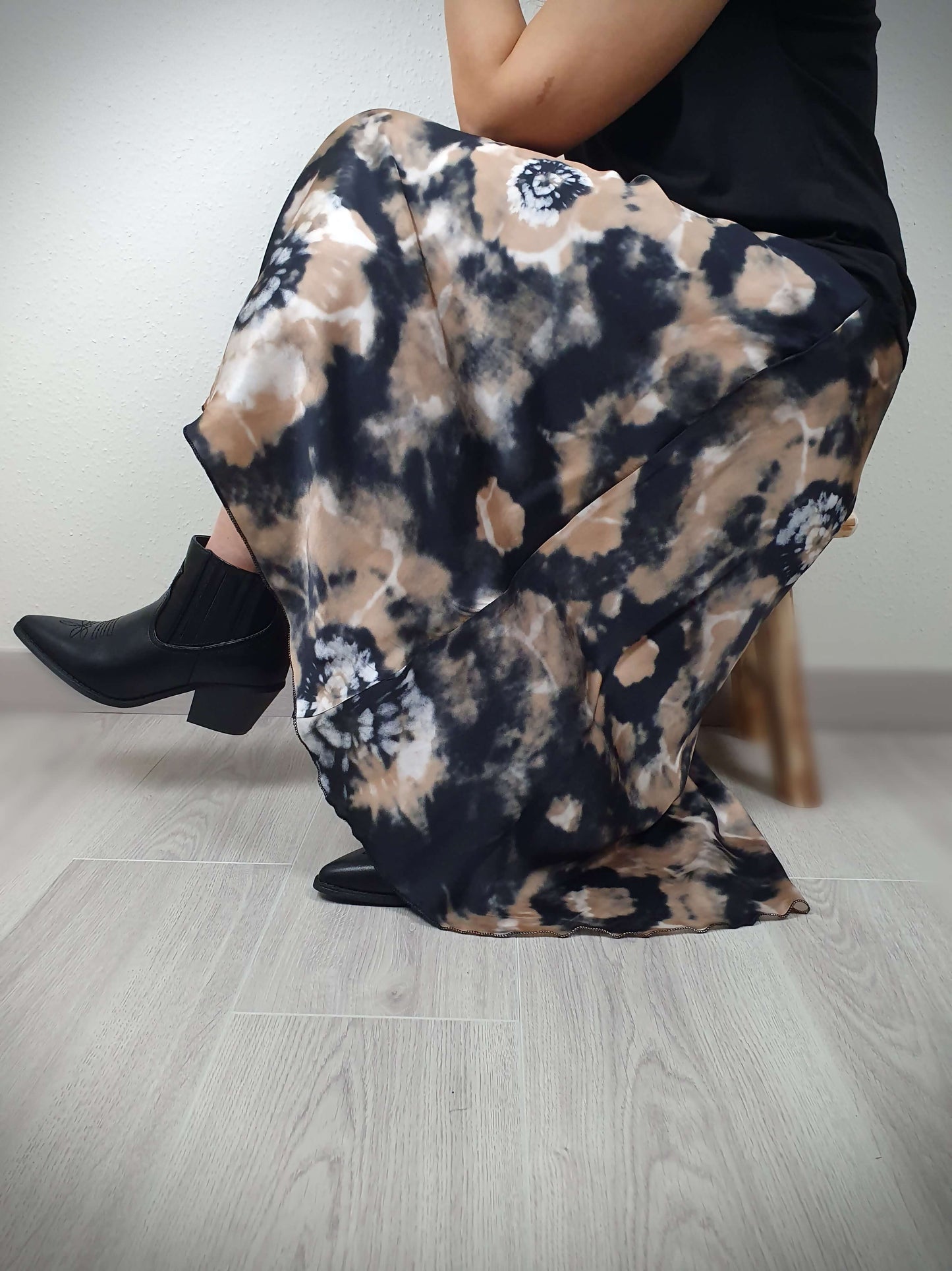 Jupe tie & dye noire et beige foncé, coupe légèrement évasée. A découvrir sur www.gayano.fr