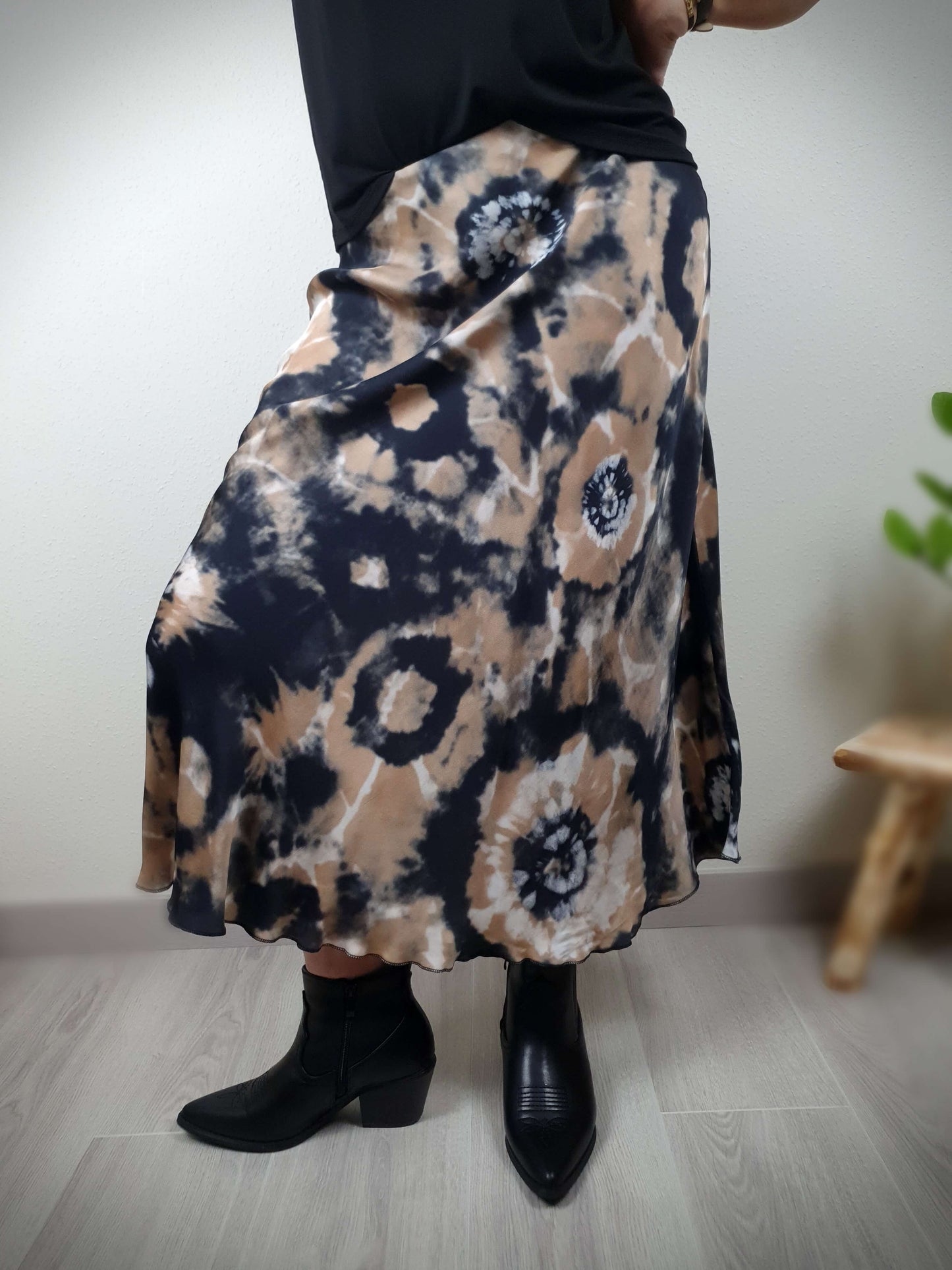 Jupe tie & dye noire et beige foncé, coupe légèrement évasée. A découvrir sur www.gayano.fr