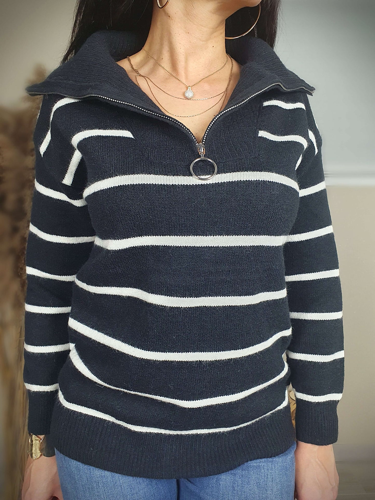 Pull femme en maille fine, type marinière de couleur noir et blanc