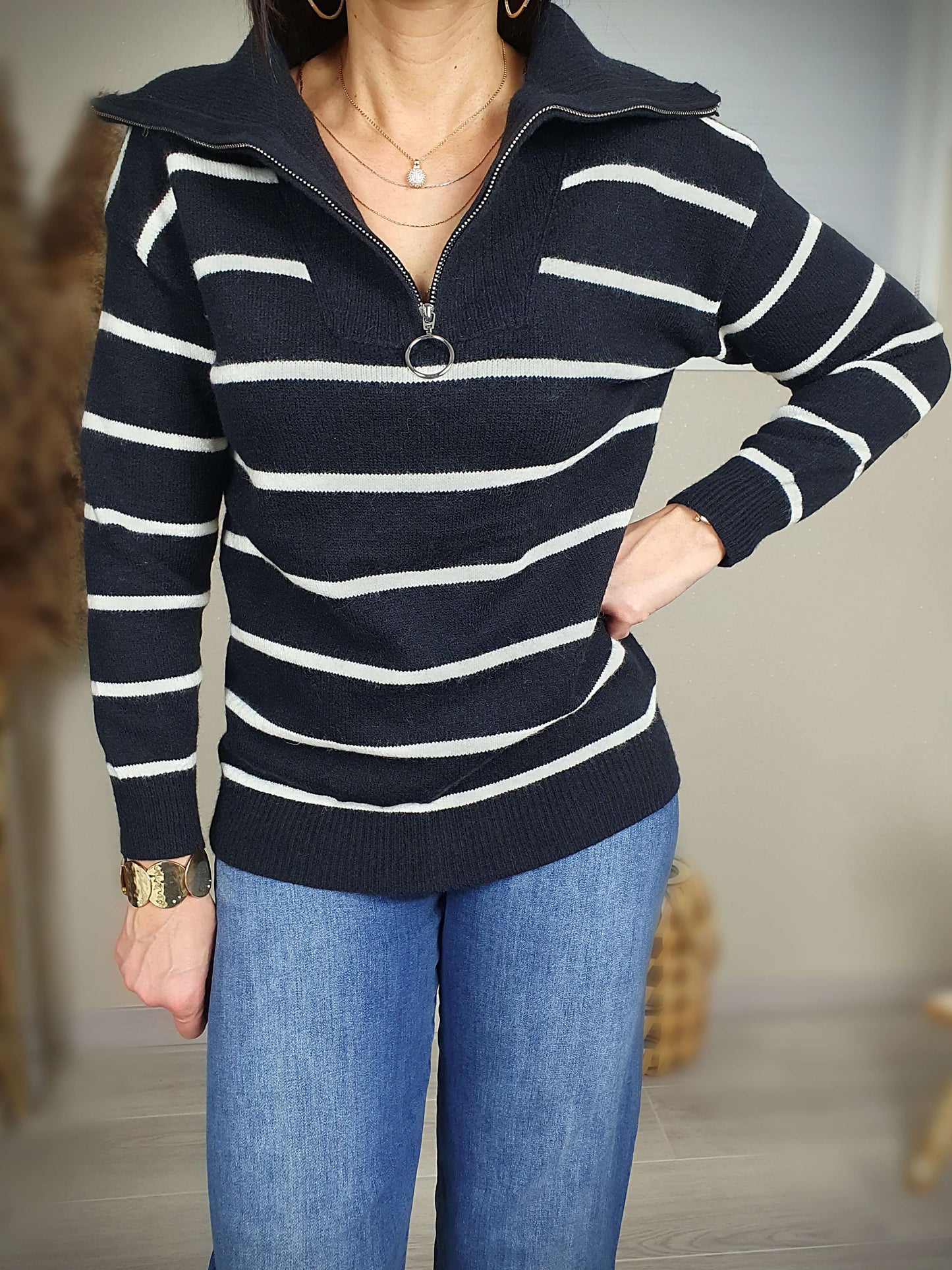 Pull femme en maille fine, type marinière de couleur noir et blanc
