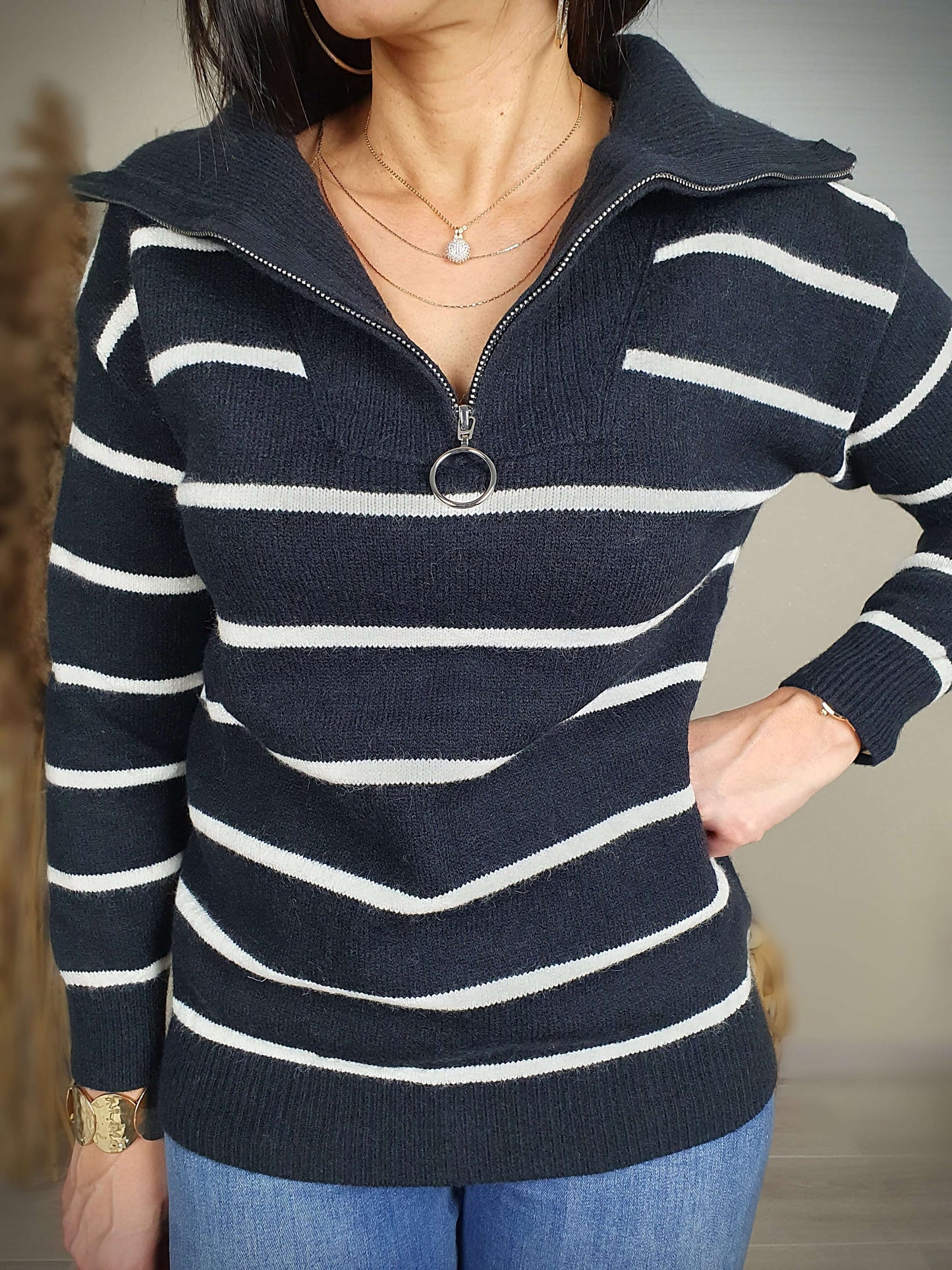 Pull femme en maille fine, type marinière de couleur noir et blanc