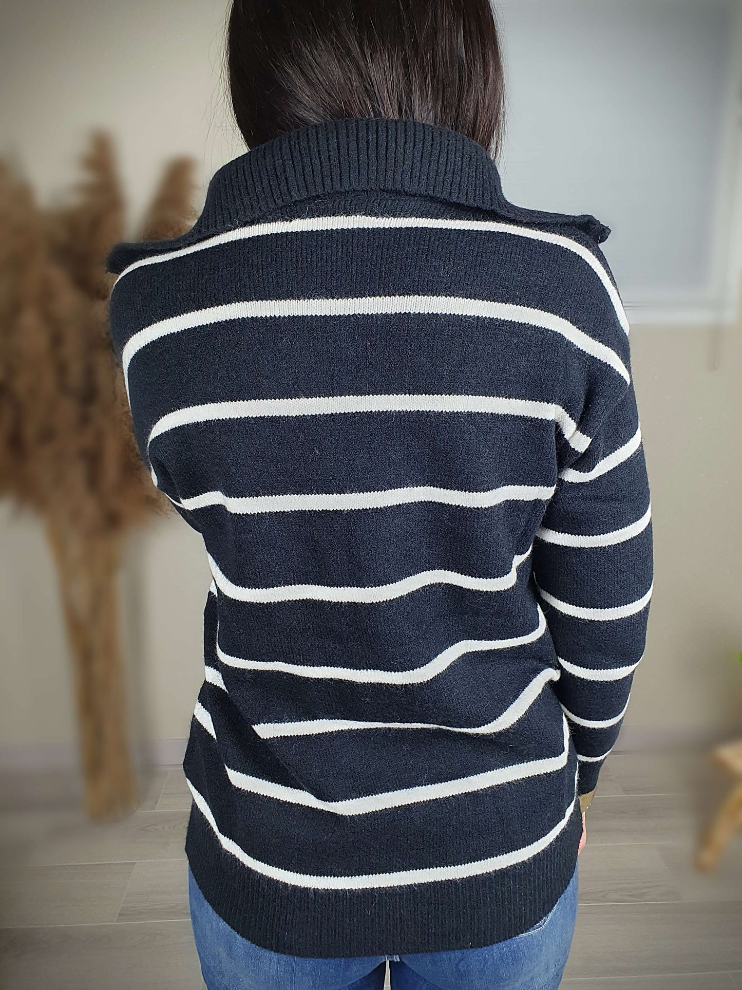 Pull femme en maille fine, type marinière de couleur noir et blanc