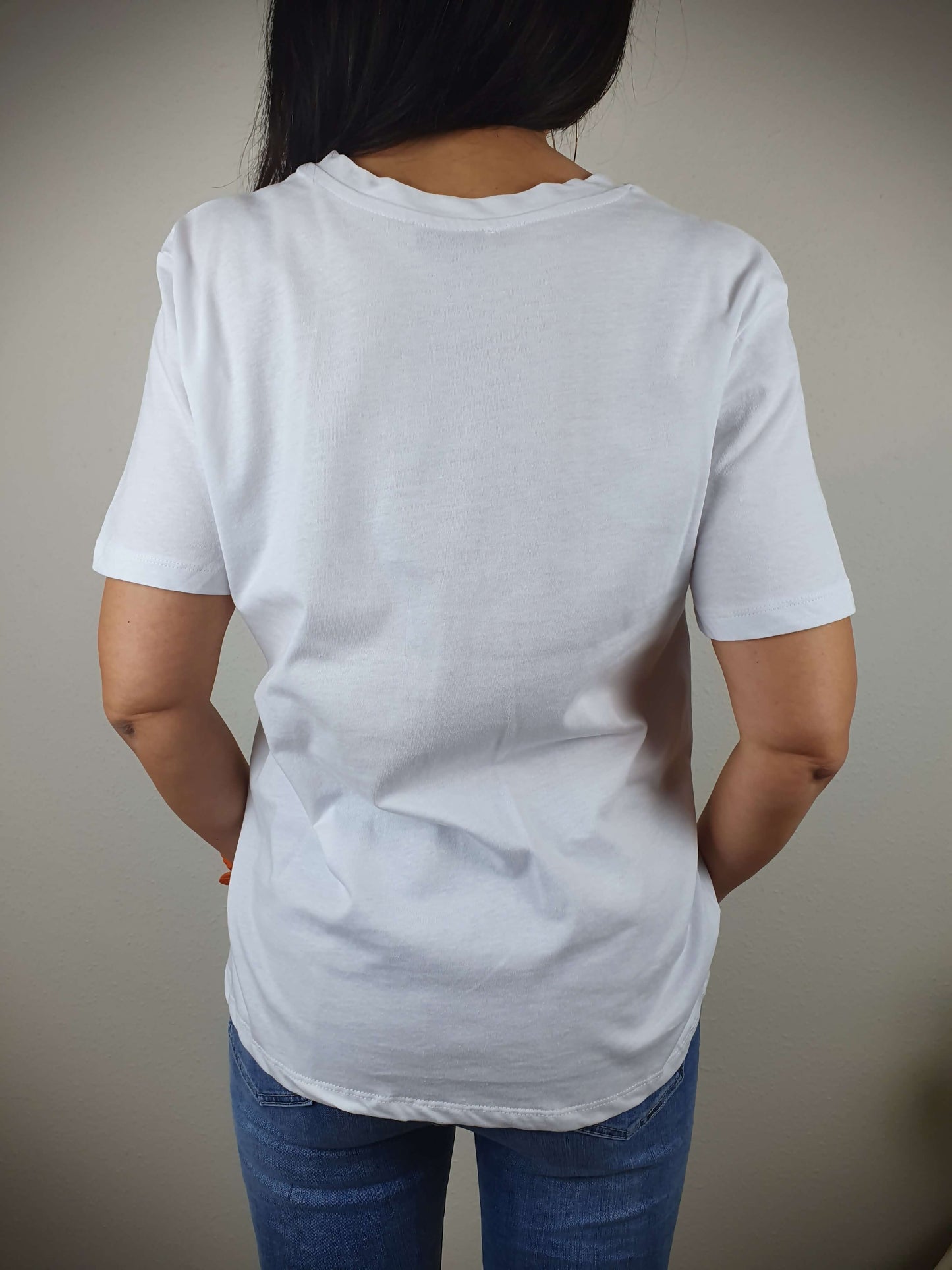 T-shirt blanc manches courtes, coupe droit oversize avec imprimé tête de léopard à découvrir www.gayano.fr