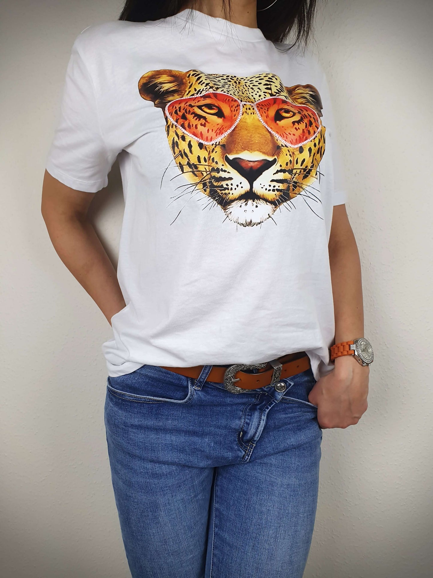 T-shirt blanc manches courtes, coupe droit oversize avec imprimé tête de léopard à découvrir www.gayano.fr