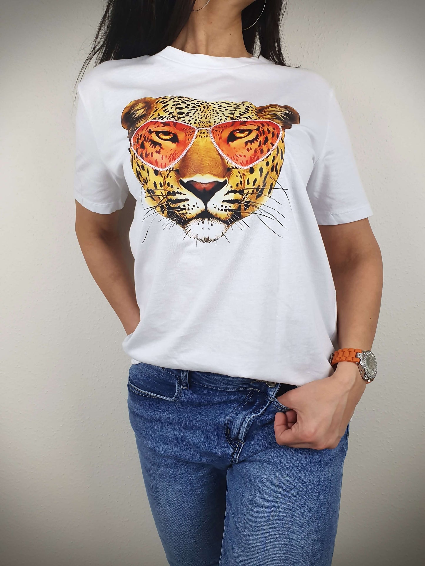 T-shirt blanc manches courtes, coupe droit oversize avec imprimé tête de léopard à découvrir www.gayano.fr