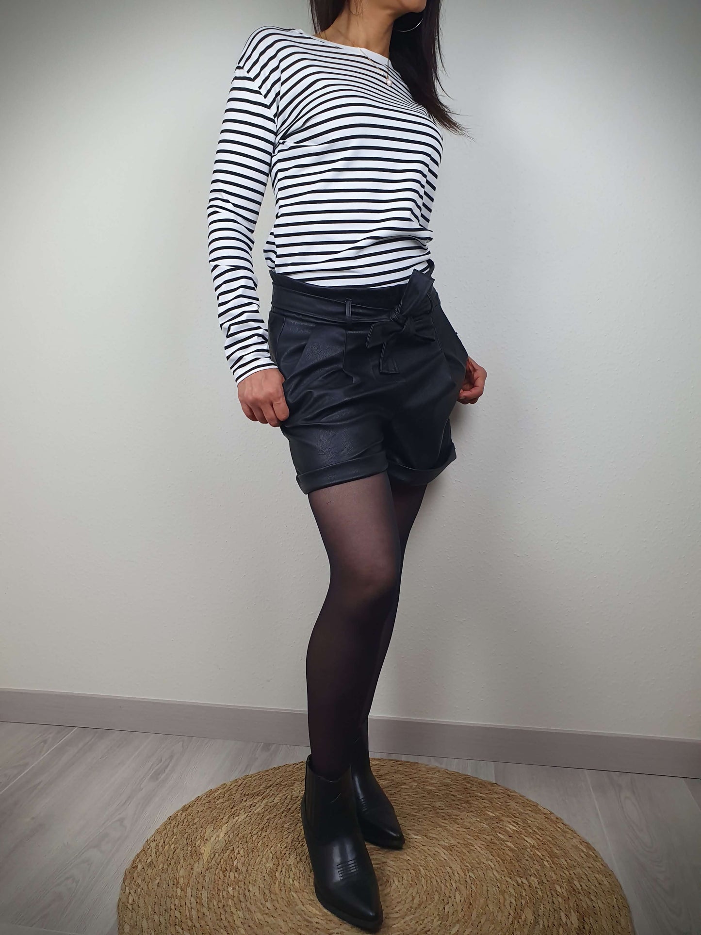 Ce t-shirt rayé noir et blanc à manches longues pour femme présente une coupe droite et un col rond. Les rayures marinières ajoutent une touche chic, tandis que le tissu 100% viscose offre une texture douce. Fabriqué en Italie.