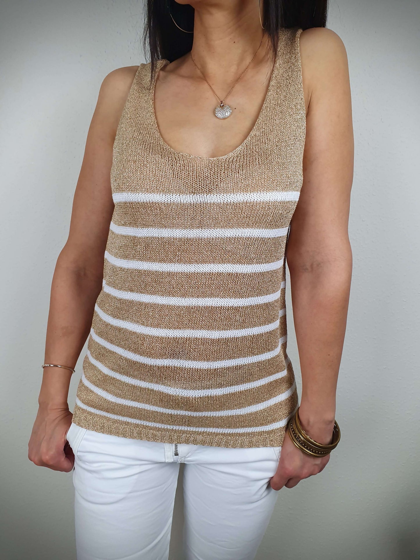 Top en matière lurex rayé coupe droite de couleurs blanc et doré à découvrir sur www.gayano.fr