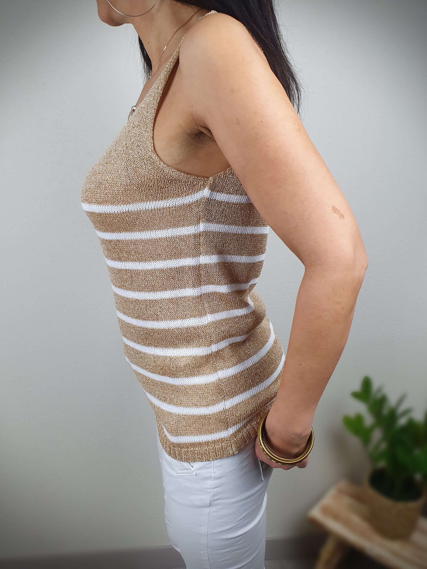 Top en matière lurex rayé coupe droite de couleurs blanc et doré à découvrir sur www.gayano.fr