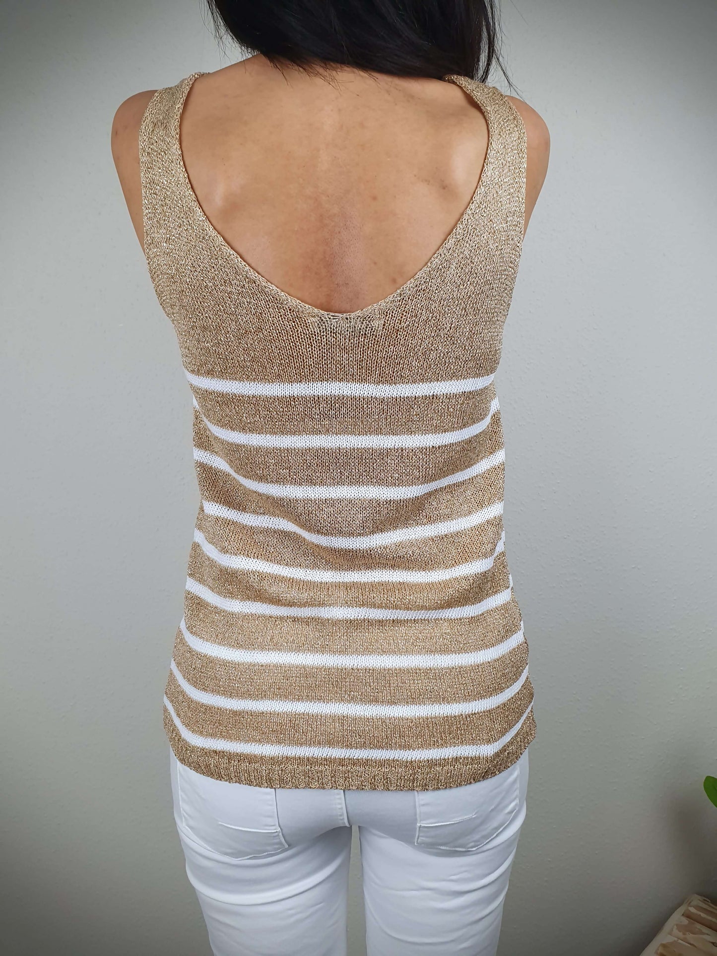 Top en matière lurex rayé coupe droite de couleurs blanc et doré à découvrir sur www.gayano.fr