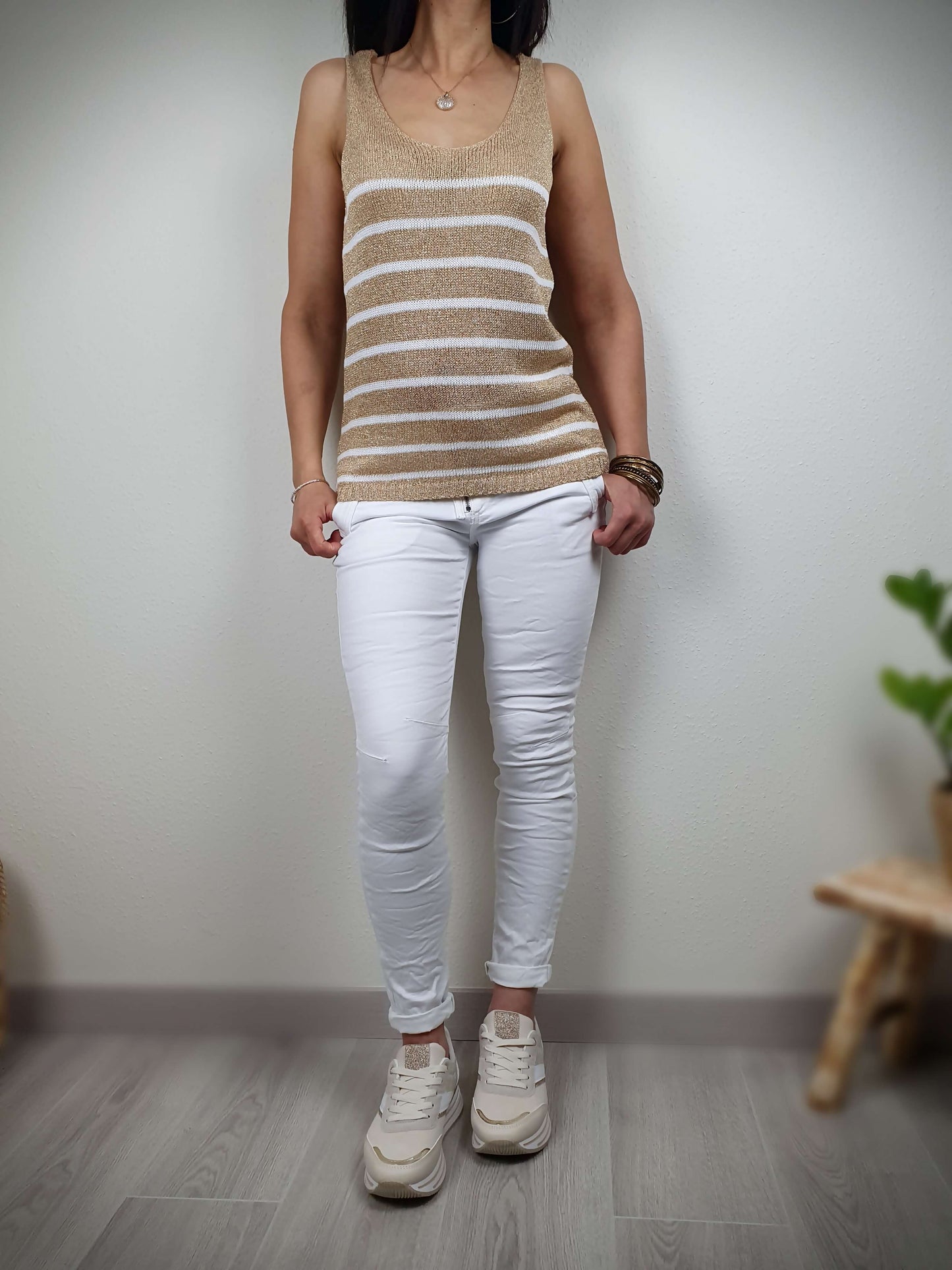 Top en matière lurex rayé coupe droite de couleurs blanc et doré à découvrir sur www.gayano.fr