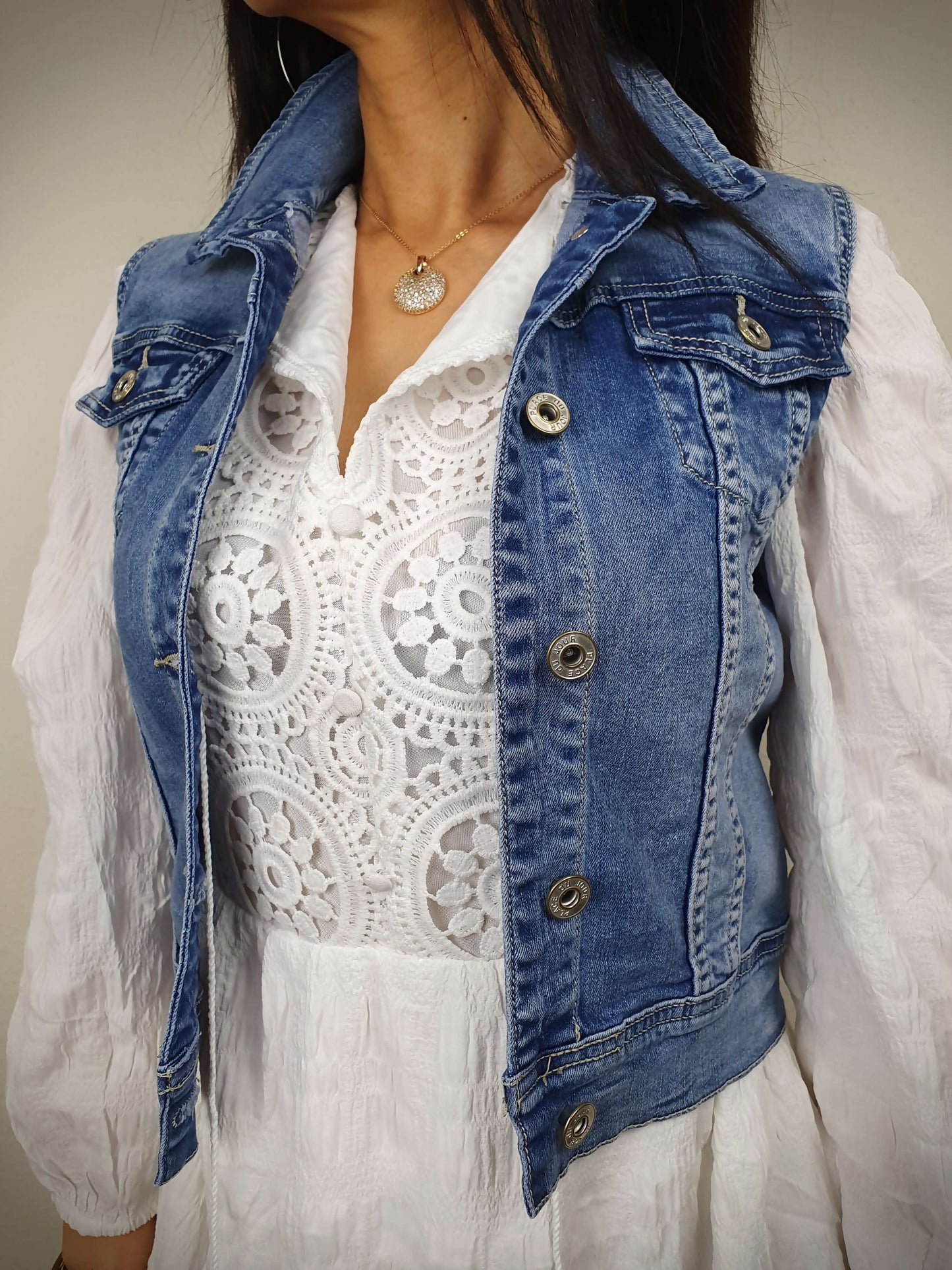 Veste en jean femme sans manche bleu à decouvrir sur www.gayano.fr