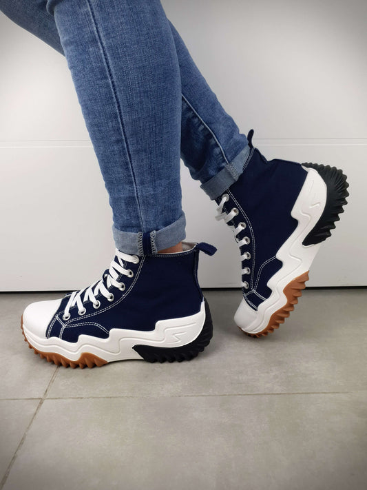 Basket montante pour femme de couleur blanche et bleu marine en matière synthétique à découvrir sur www.gayano.fr