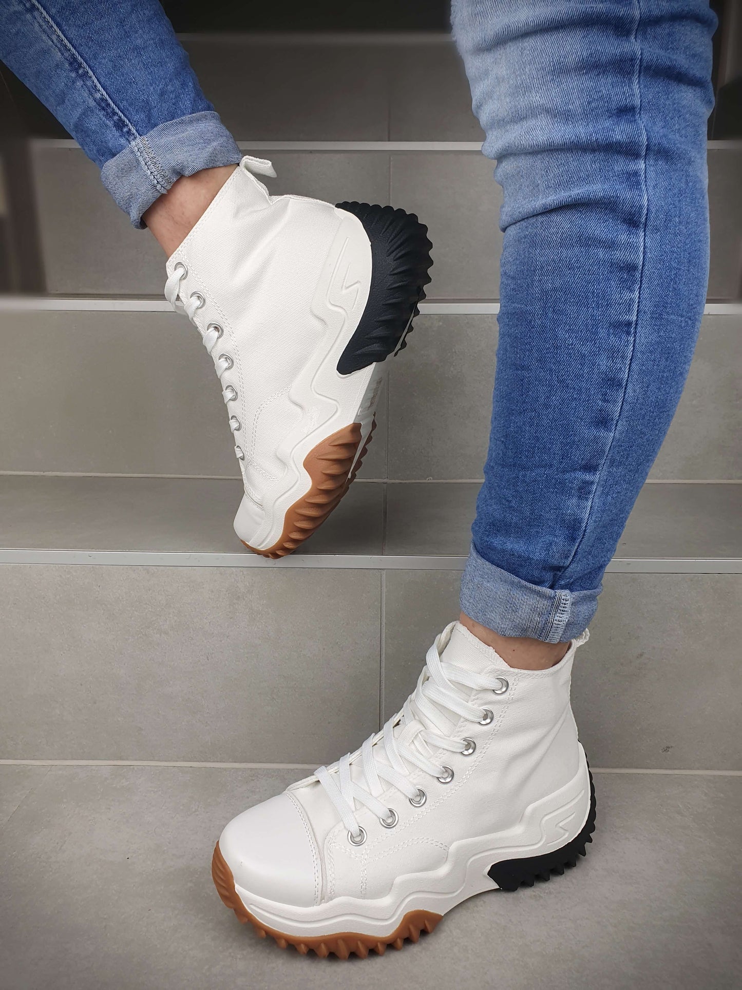 Basket montante pour femme de couleur blanche en matière synthétique à découvrir sur www.gayano.fr