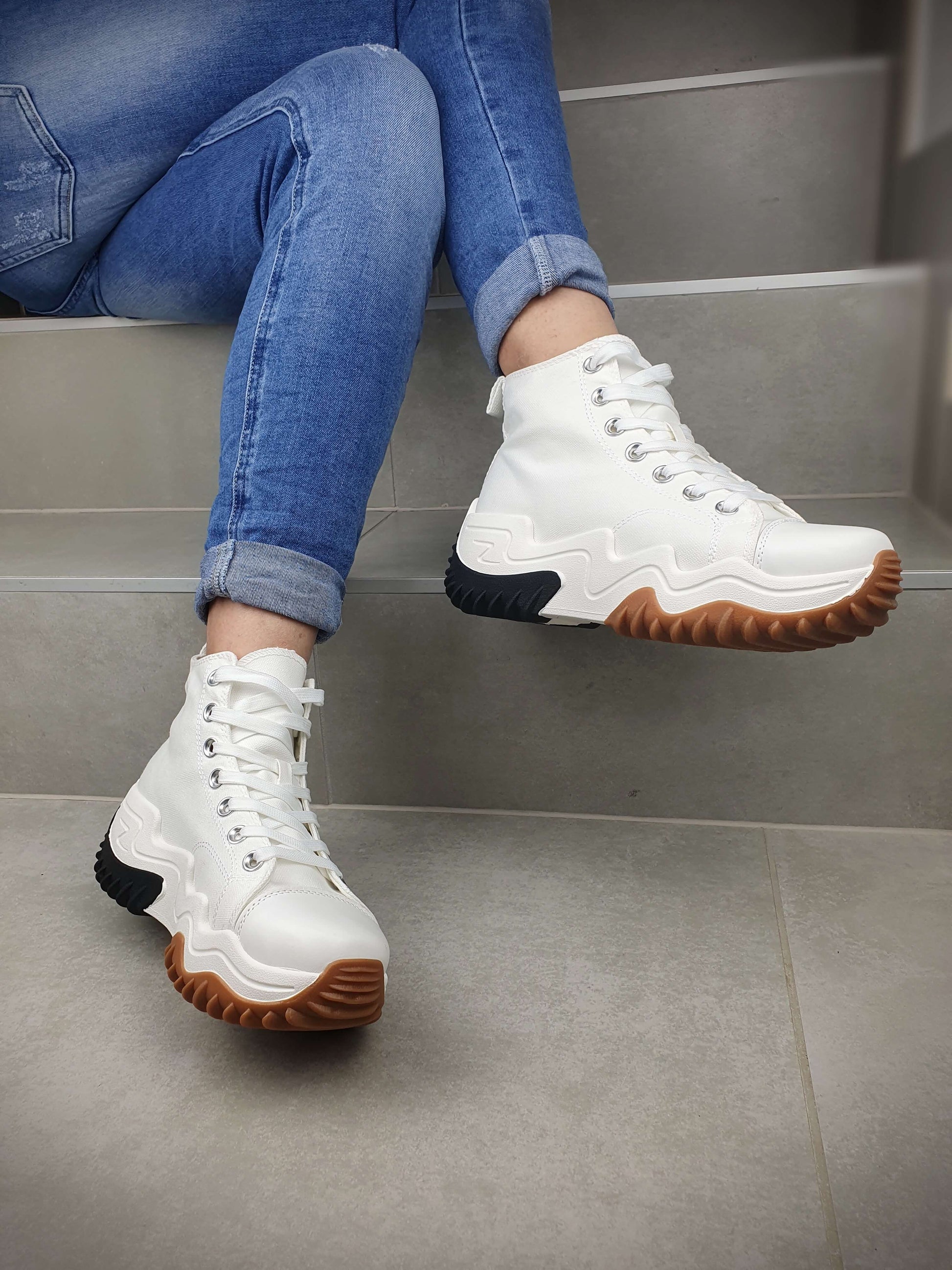 Basket montante pour femme de couleur blanche en matière synthétique à découvrir sur www.gayano.fr