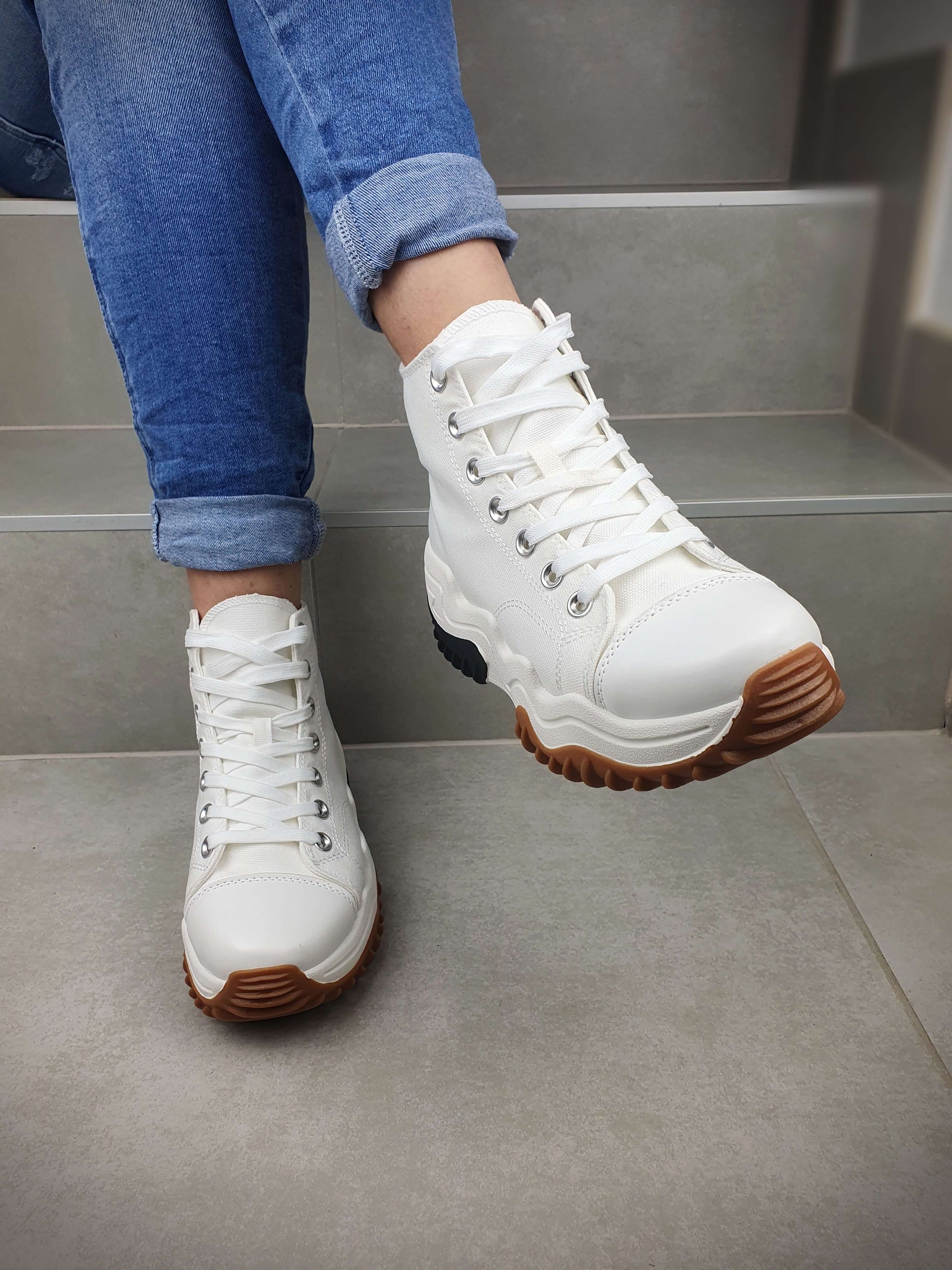 Basket montante pour femme de couleur blanche en matière synthétique à découvrir sur www.gayano.fr