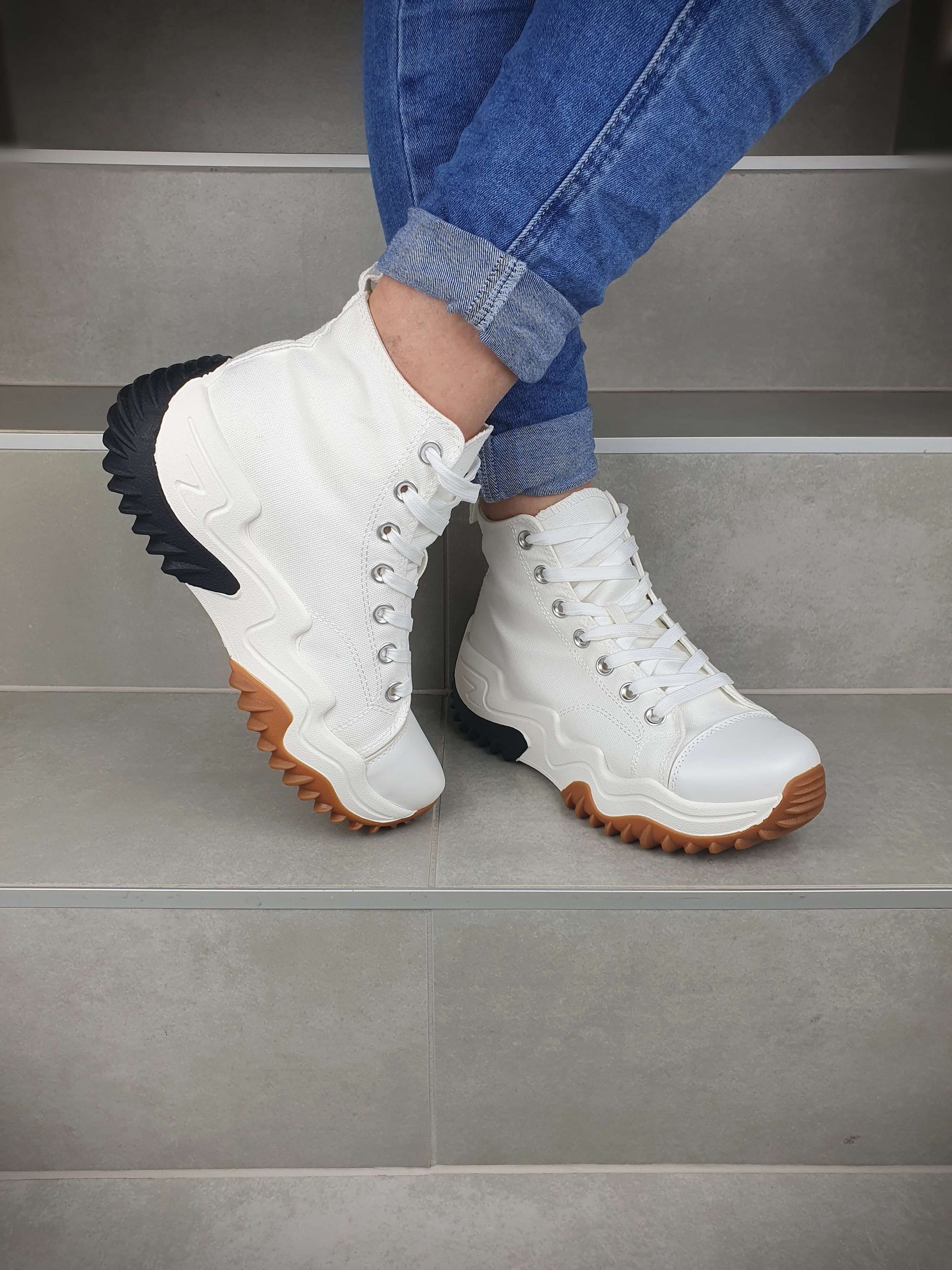 Basket montante pour femme de couleur blanche en matière synthétique à découvrir sur www.gayano.fr