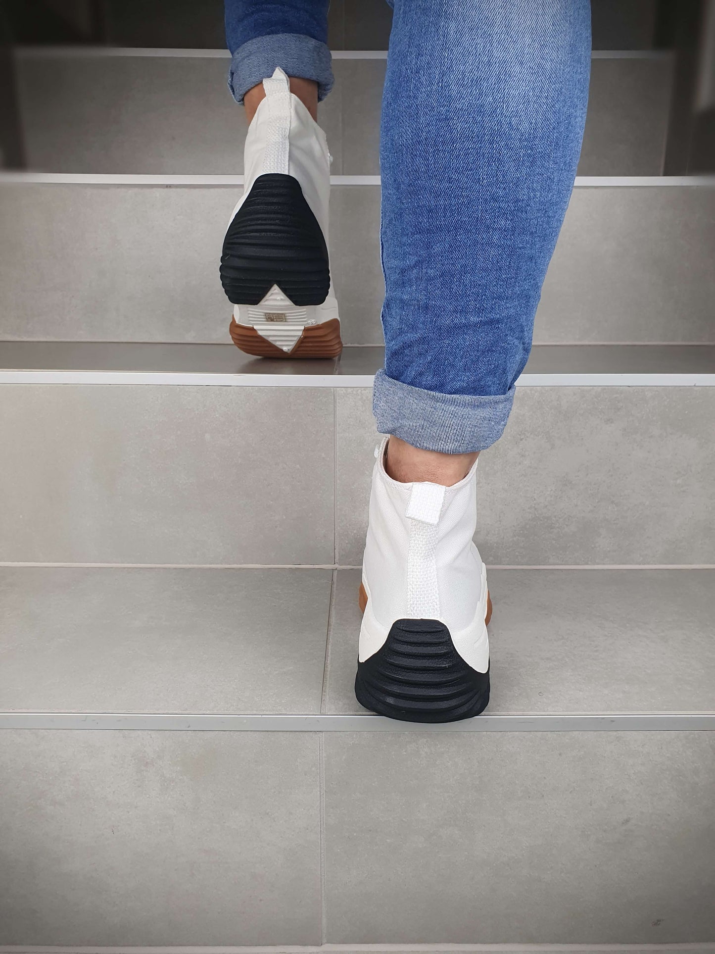 Basket montante pour femme de couleur blanche en matière synthétique à découvrir sur www.gayano.fr