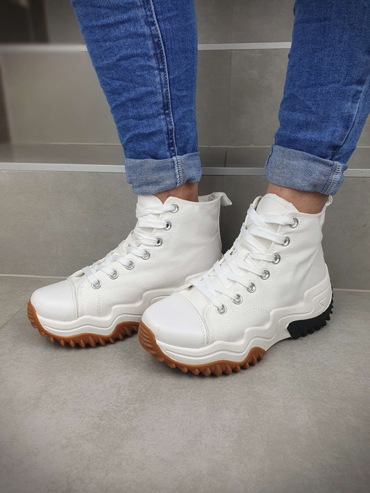 Basket montante pour femme de couleur blanche en matière synthétique à découvrir sur www.gayano.fr