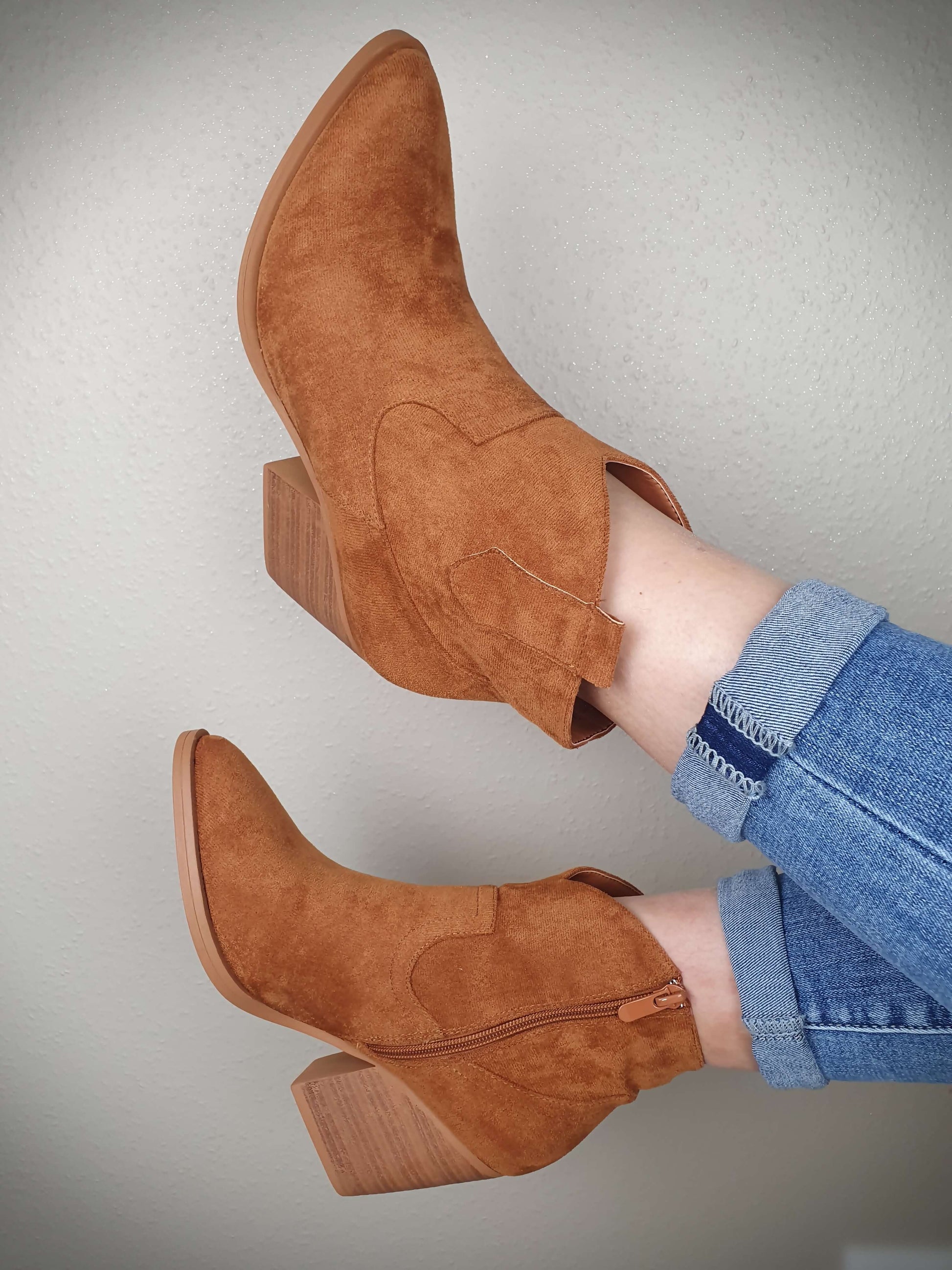 Bottines couleur camel bout arrondi légèrement pointu revêtement en daim avec une fermeture zip sur le coté à découvrir sur www.gayano.fr