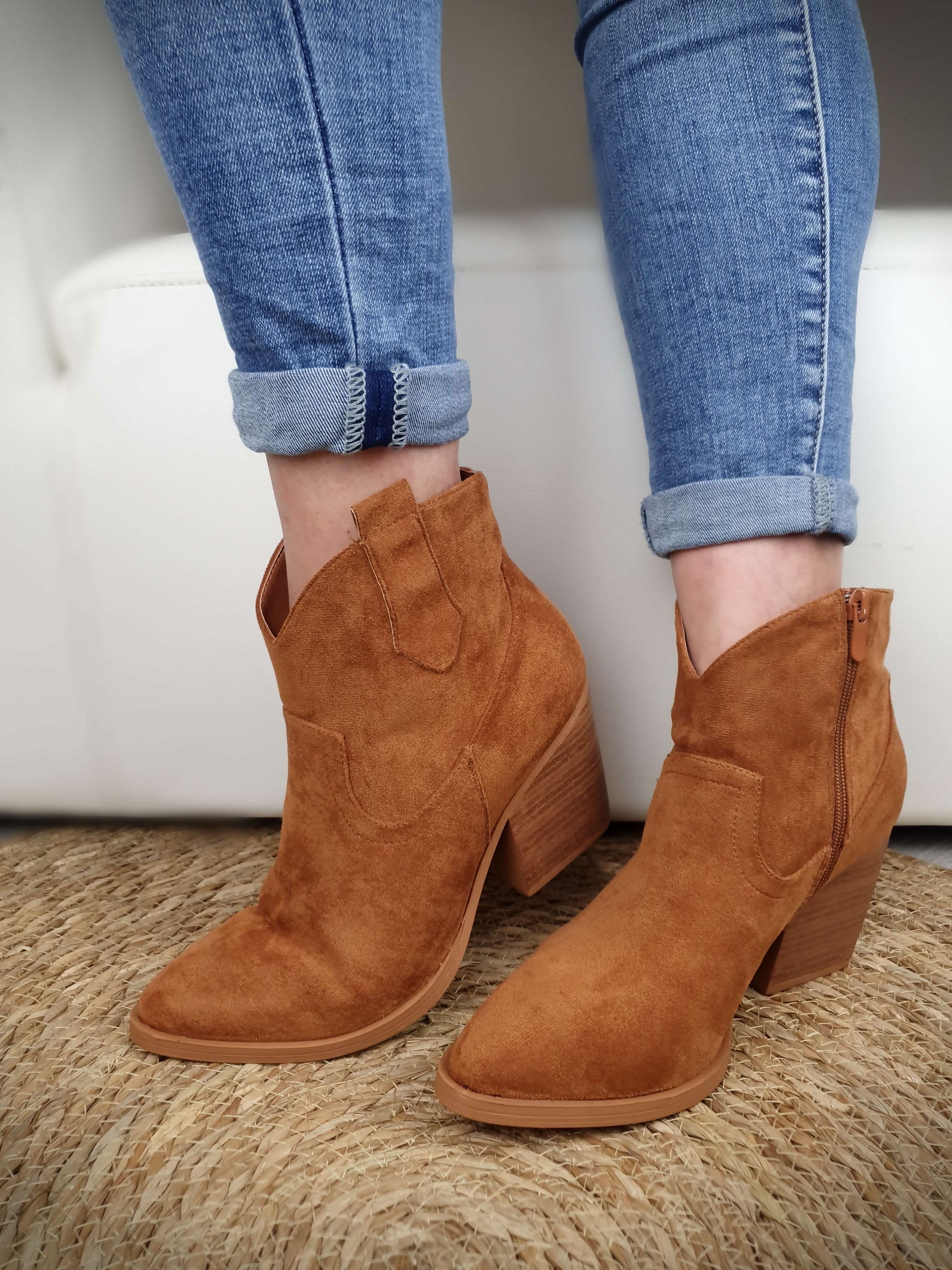 Bottines couleur camel bout arrondi légèrement pointu revêtement en daim avec une fermeture zip sur le coté à découvrir sur www.gayano.fr