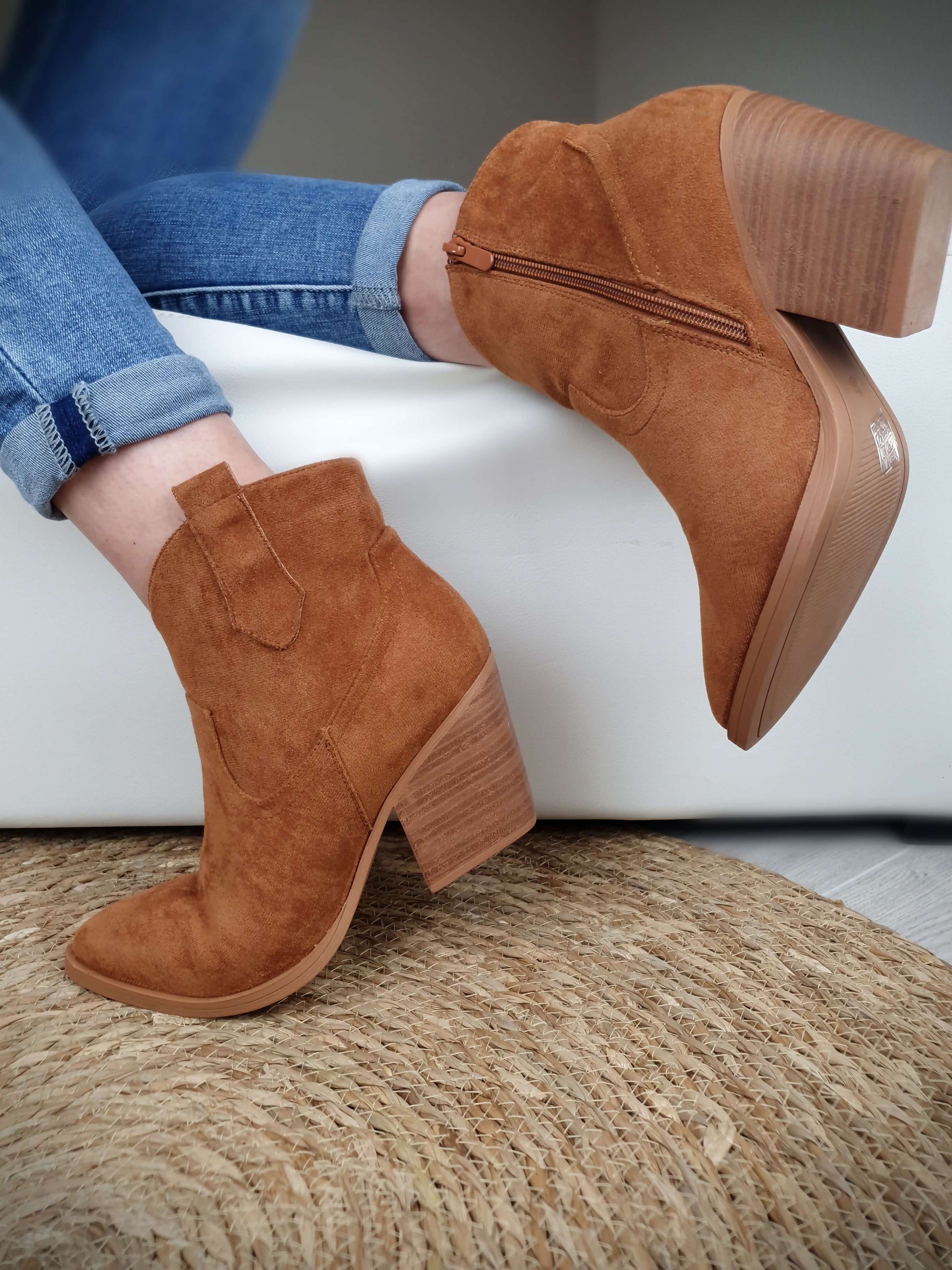 Bottines couleur camel bout arrondi légèrement pointu revêtement en daim avec une fermeture zip sur le coté à découvrir sur www.gayano.fr
