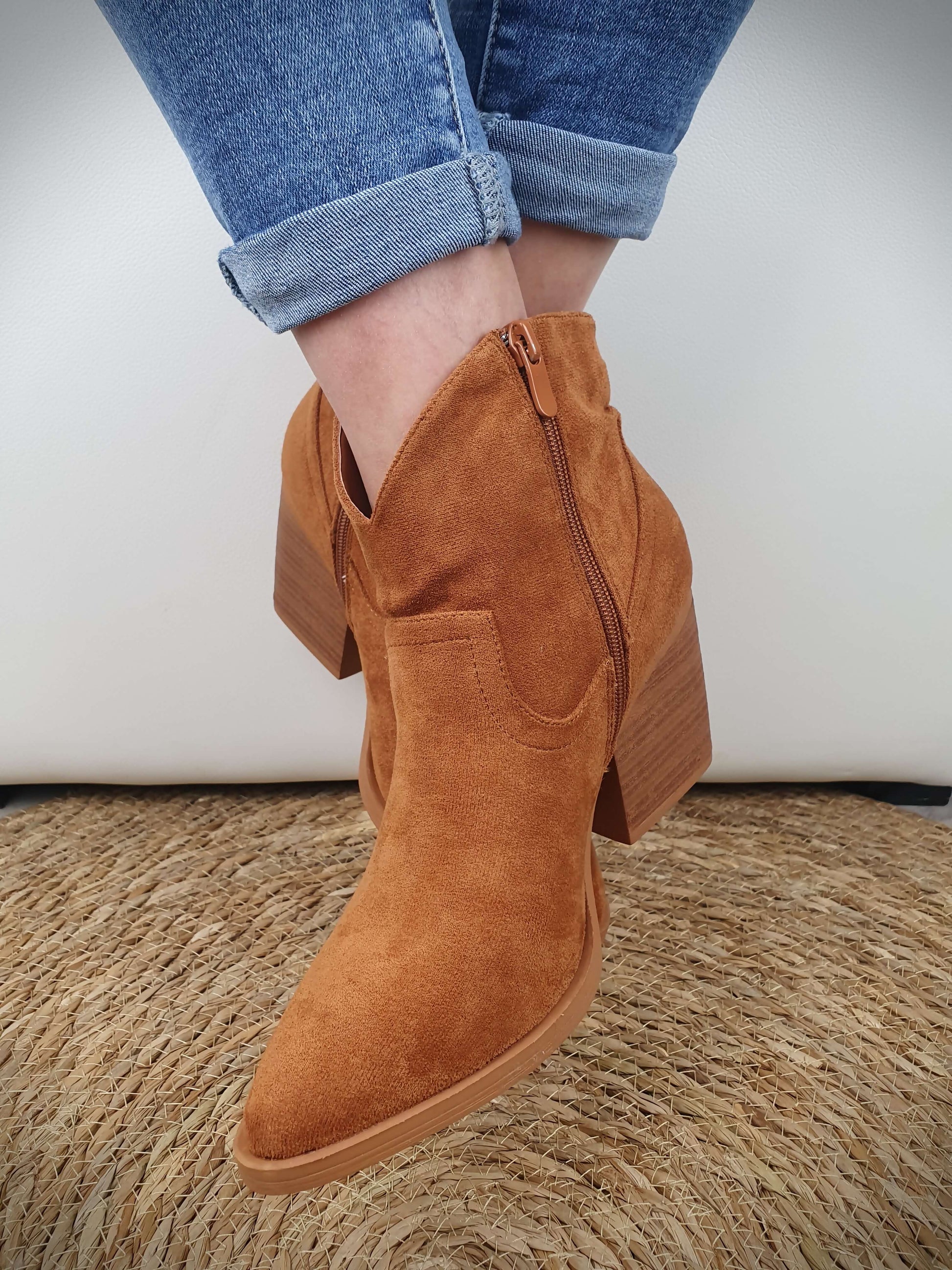 Bottines couleur camel bout arrondi légèrement pointu revêtement en daim avec une fermeture zip sur le coté à découvrir sur www.gayano.fr