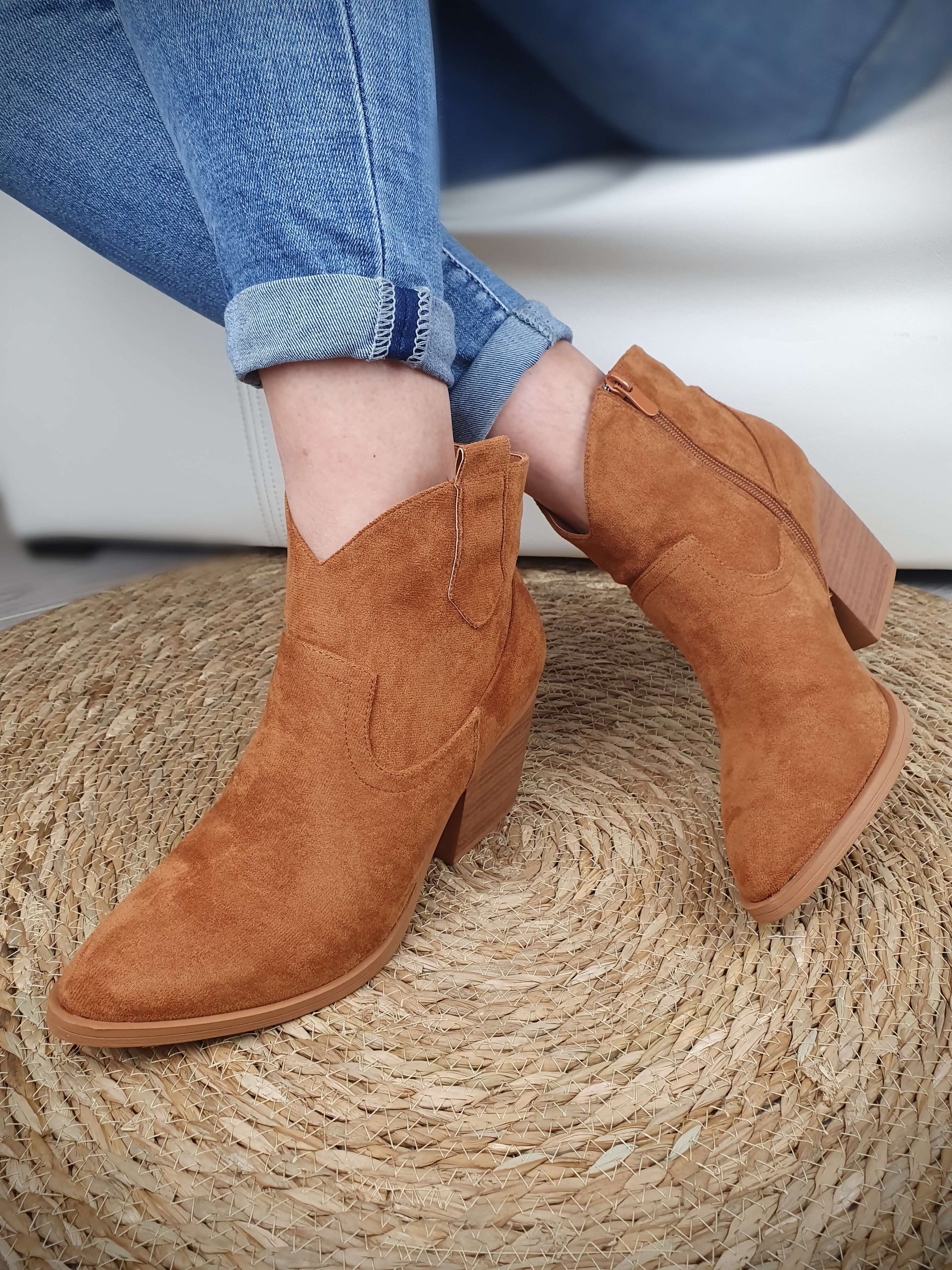 Bottines couleur camel bout arrondi légèrement pointu revêtement en daim avec une fermeture zip sur le coté à découvrir sur www.gayano.fr