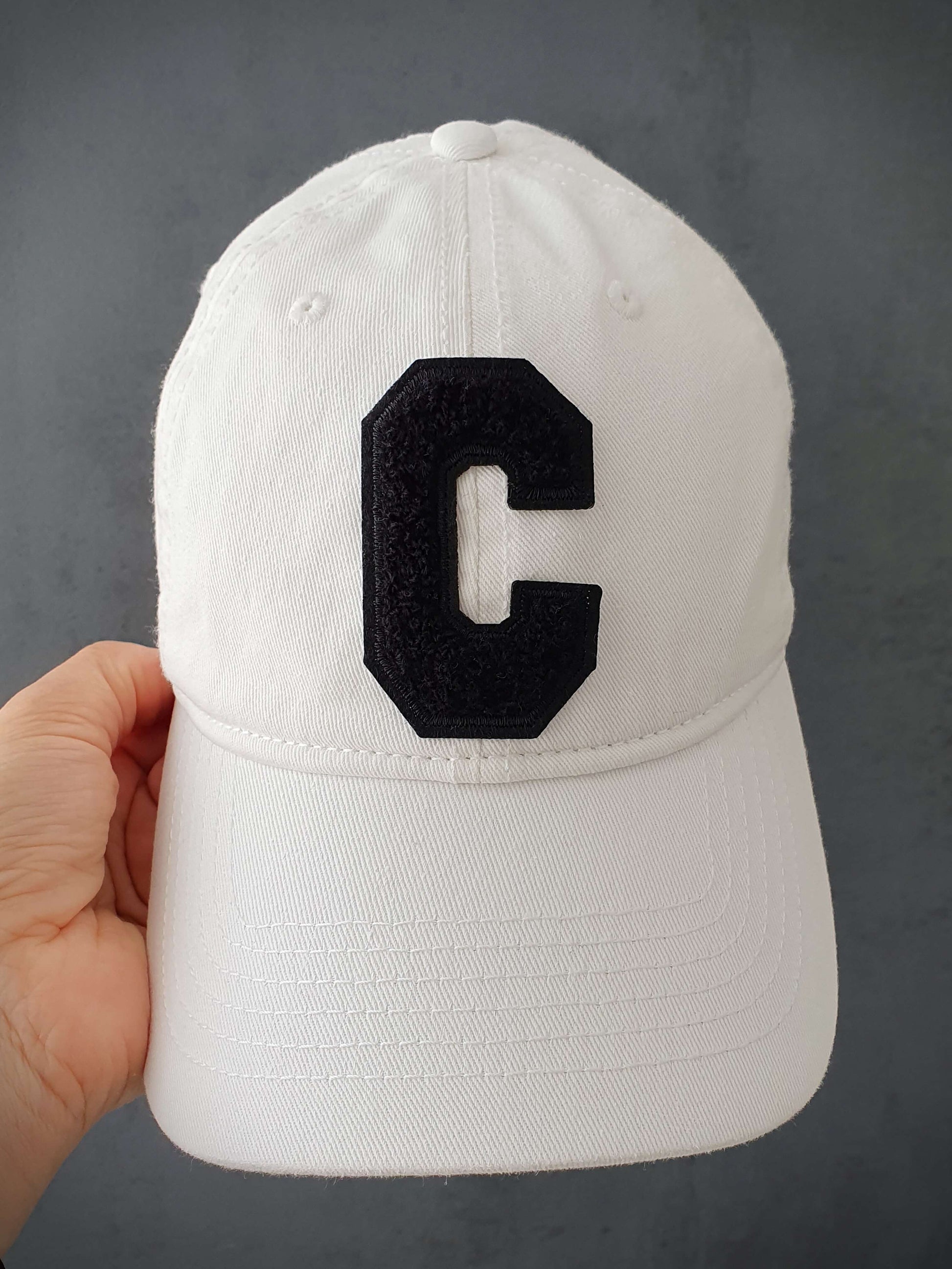 Découvrez notre casquette blanche tendance avec une lettre C en bouclette sur l'avant, ajoutant une touche d'originalité. Fabriquée à partir de 100% coton de qualité, cette casquette offre un confort optimal. Son design réglable à l'arrière permet un ajustement personnalisé pour s'adapter à toutes les tailles de tête. Que vous souhaitiez un look décontracté ou sportif, cette casquette polyvalente est un choix idéal. Complétez votre tenue avec style et profitez d'un accessoire pratique et à la mode.