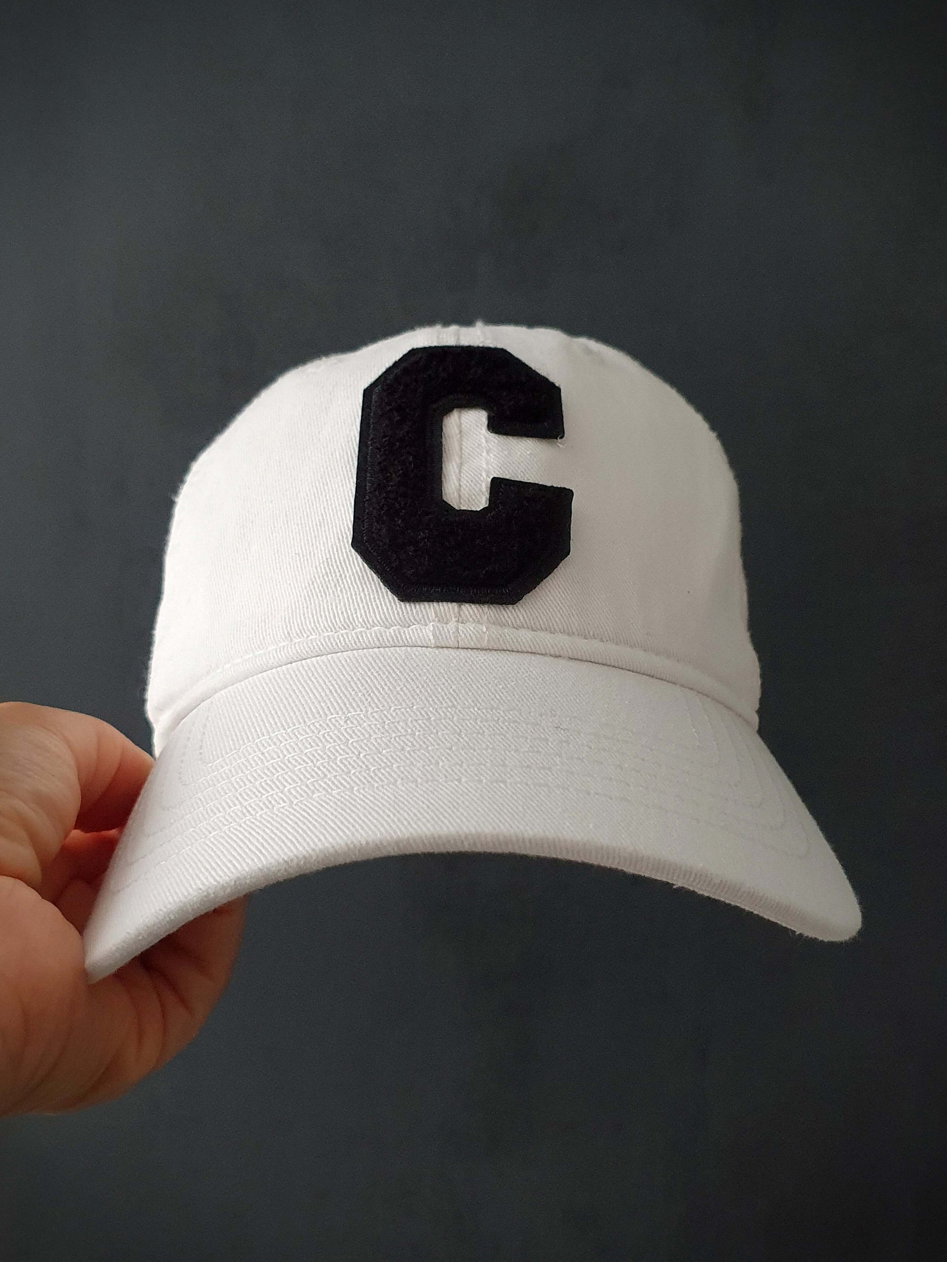 Découvrez notre casquette blanche tendance avec une lettre C en bouclette sur l'avant, ajoutant une touche d'originalité. Fabriquée à partir de 100% coton de qualité, cette casquette offre un confort optimal. Son design réglable à l'arrière permet un ajustement personnalisé pour s'adapter à toutes les tailles de tête. Que vous souhaitiez un look décontracté ou sportif, cette casquette polyvalente est un choix idéal. Complétez votre tenue avec style et profitez d'un accessoire pratique et à la mode.