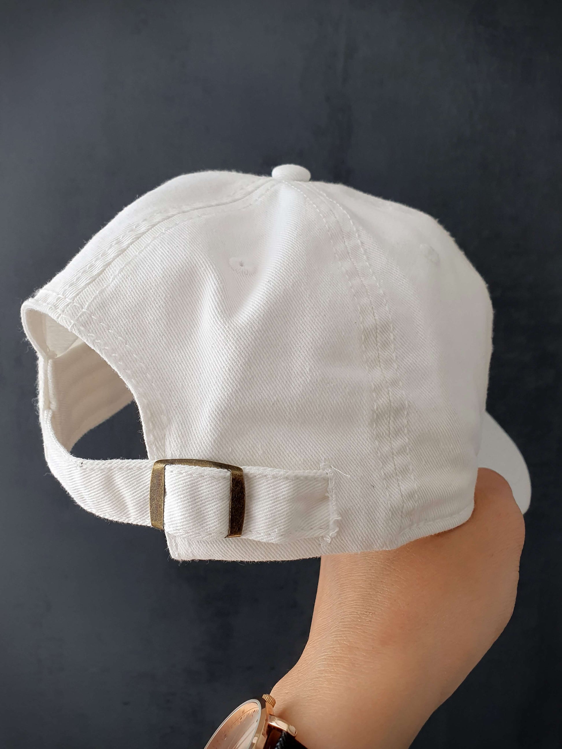 Découvrez notre casquette blanche tendance avec une lettre C en bouclette sur l'avant, ajoutant une touche d'originalité. Fabriquée à partir de 100% coton de qualité, cette casquette offre un confort optimal. Son design réglable à l'arrière permet un ajustement personnalisé pour s'adapter à toutes les tailles de tête. Que vous souhaitiez un look décontracté ou sportif, cette casquette polyvalente est un choix idéal. Complétez votre tenue avec style et profitez d'un accessoire pratique et à la mode.