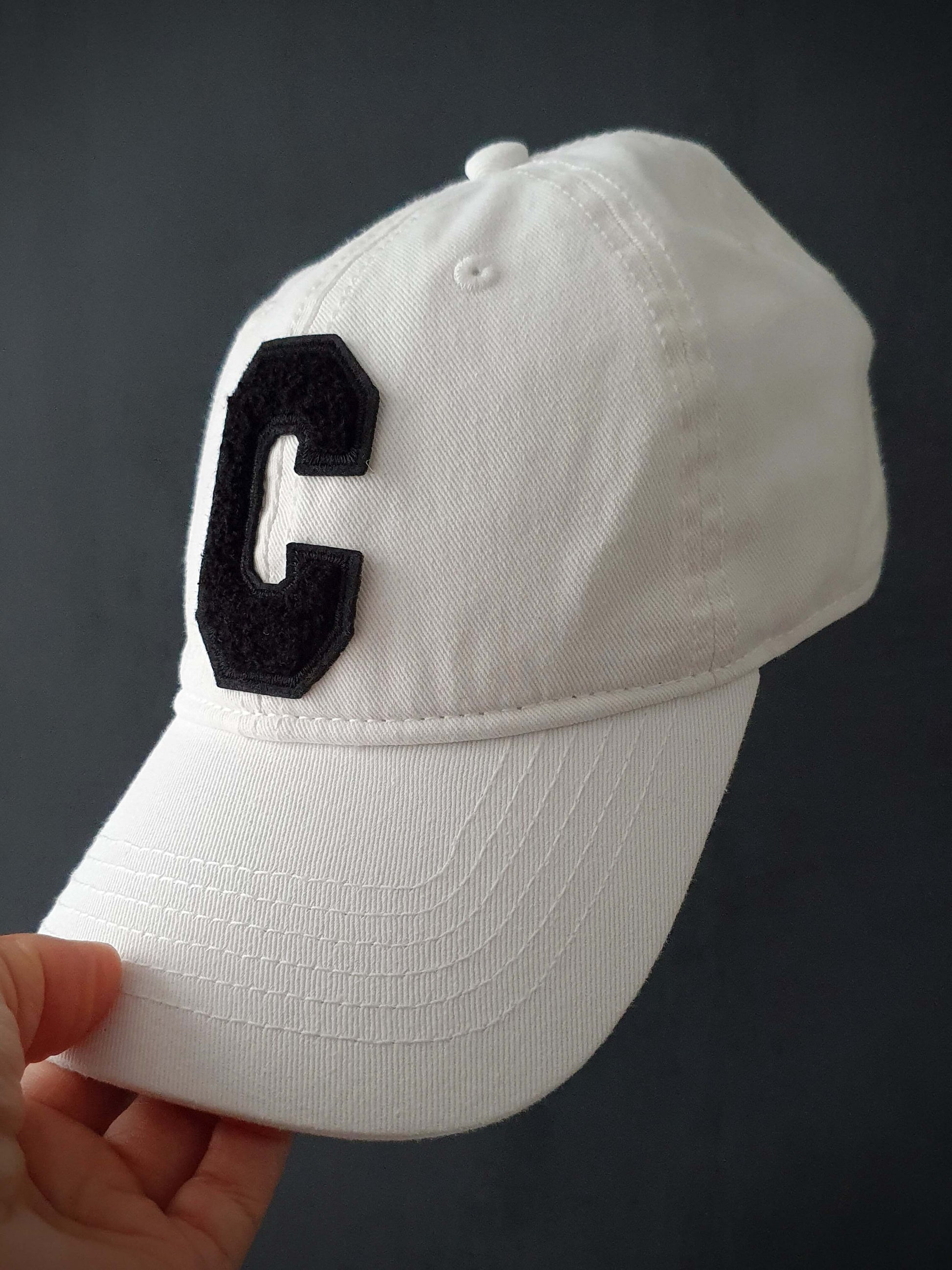 Découvrez notre casquette blanche tendance avec une lettre C en bouclette sur l'avant, ajoutant une touche d'originalité. Fabriquée à partir de 100% coton de qualité, cette casquette offre un confort optimal. Son design réglable à l'arrière permet un ajustement personnalisé pour s'adapter à toutes les tailles de tête. Que vous souhaitiez un look décontracté ou sportif, cette casquette polyvalente est un choix idéal. Complétez votre tenue avec style et profitez d'un accessoire pratique et à la mode.
