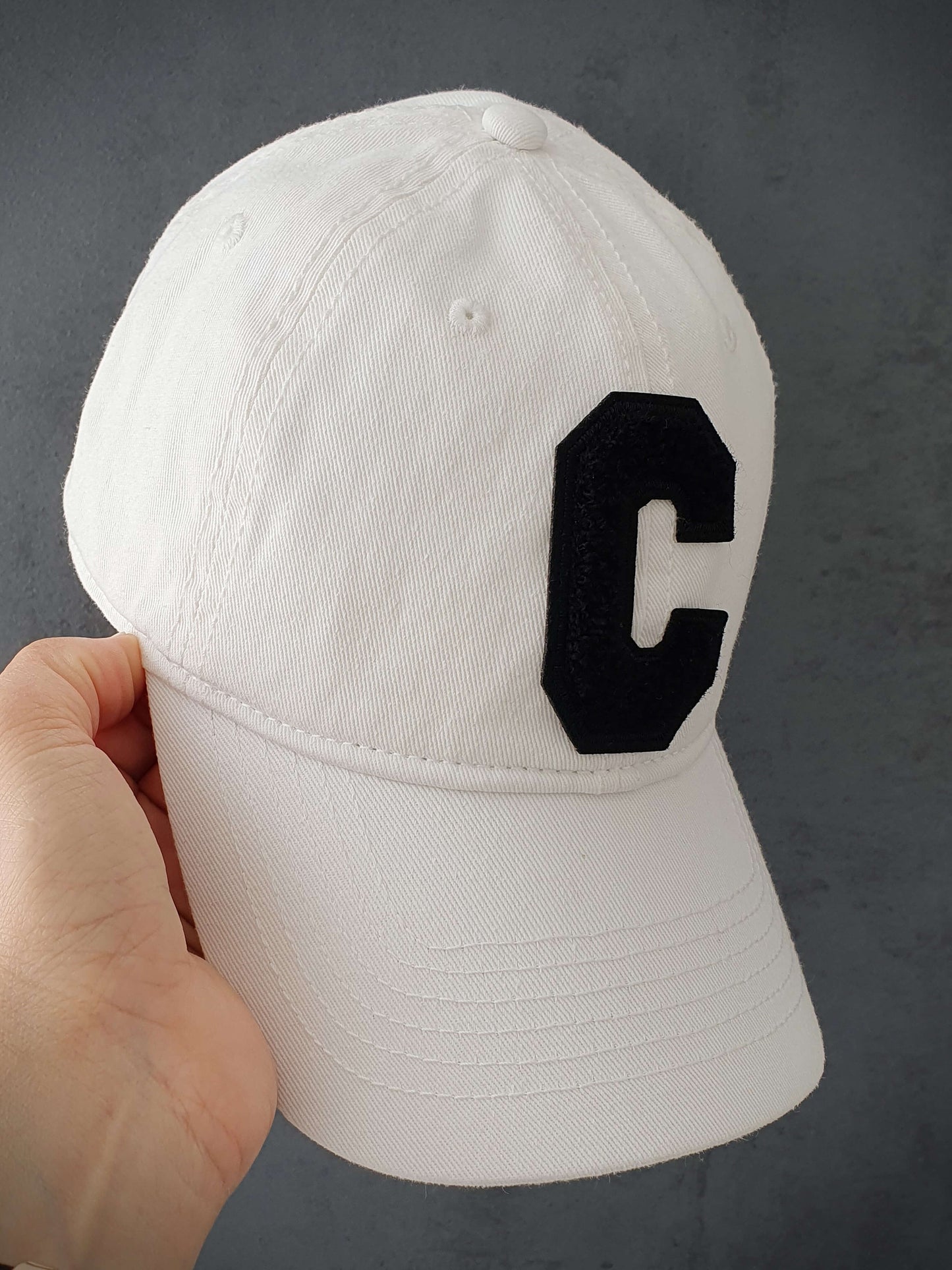 Découvrez notre casquette blanche tendance avec une lettre C en bouclette sur l'avant, ajoutant une touche d'originalité. Fabriquée à partir de 100% coton de qualité, cette casquette offre un confort optimal. Son design réglable à l'arrière permet un ajustement personnalisé pour s'adapter à toutes les tailles de tête. Que vous souhaitiez un look décontracté ou sportif, cette casquette polyvalente est un choix idéal. Complétez votre tenue avec style et profitez d'un accessoire pratique et à la mode.