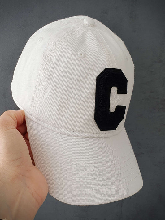Découvrez notre casquette blanche tendance avec une lettre C en bouclette sur l'avant, ajoutant une touche d'originalité. Fabriquée à partir de 100% coton de qualité, cette casquette offre un confort optimal. Son design réglable à l'arrière permet un ajustement personnalisé pour s'adapter à toutes les tailles de tête. Que vous souhaitiez un look décontracté ou sportif, cette casquette polyvalente est un choix idéal. Complétez votre tenue avec style et profitez d'un accessoire pratique et à la mode.
