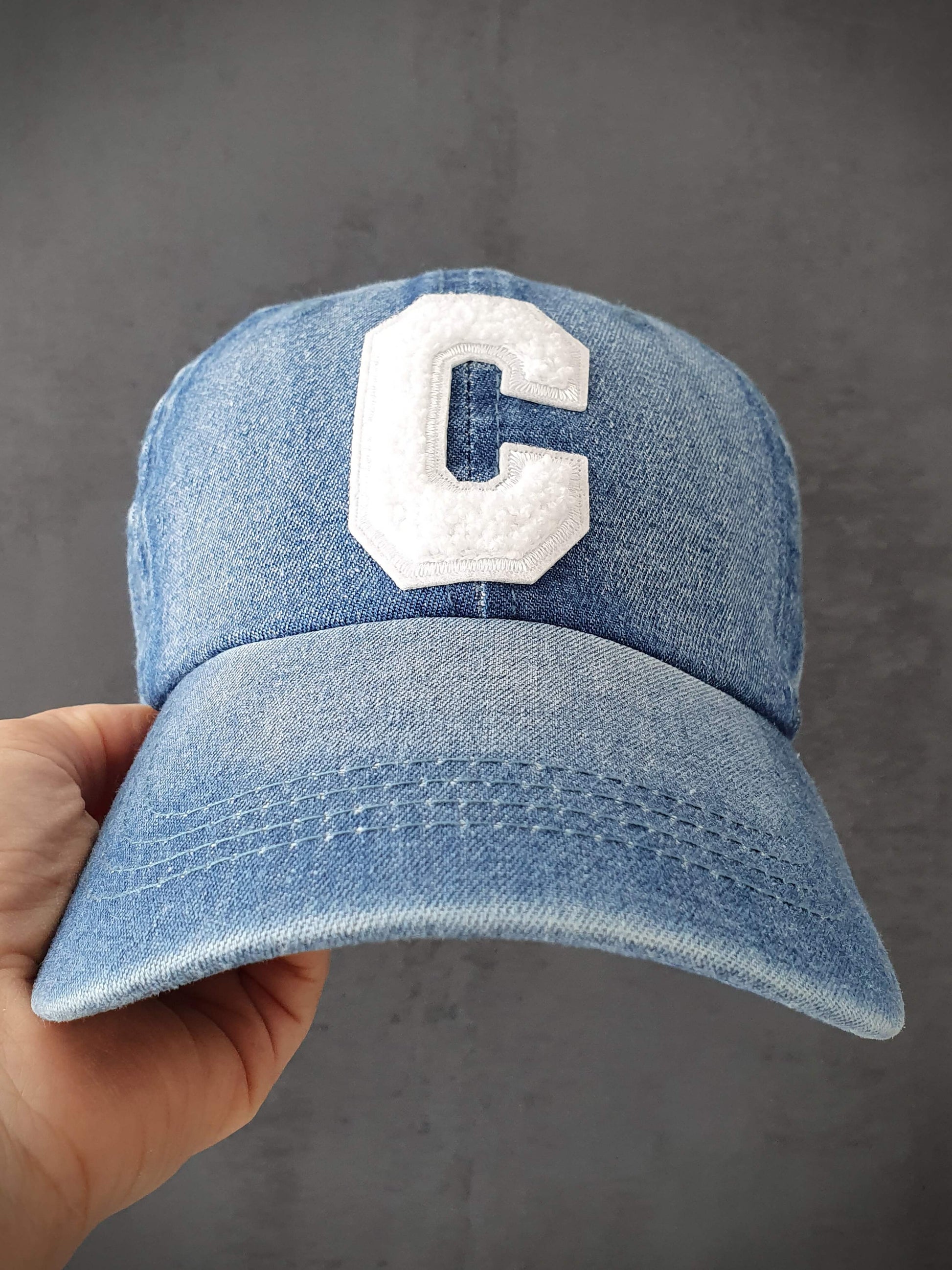 Découvrez notre casquette en jean bleu clair tendance avec une lettre C sur l'avant, ajoutant une touche d'originalité. Fabriquée à partir de 85% coton de qualité, cette casquette offre un confort optimal. Son design réglable à l'arrière permet un ajustement personnalisé pour s'adapter à toutes les tailles de tête. Que vous souhaitiez un look décontracté ou sportif, cette casquette polyvalente est un choix idéal. Complétez votre tenue avec style et profitez d'un accessoire pratique et à la mode.