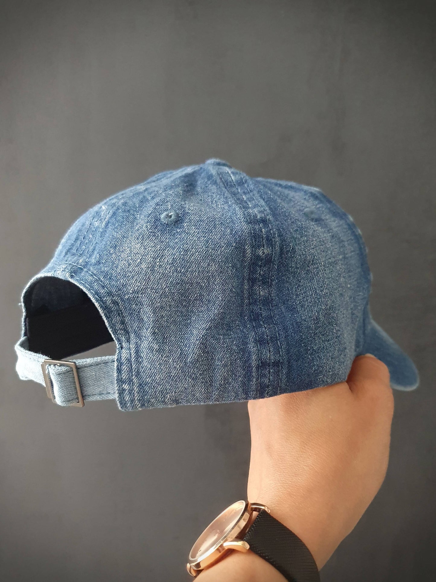 Découvrez notre casquette en jean bleu clair tendance avec une lettre C sur l'avant, ajoutant une touche d'originalité. Fabriquée à partir de 85% coton de qualité, cette casquette offre un confort optimal. Son design réglable à l'arrière permet un ajustement personnalisé pour s'adapter à toutes les tailles de tête. Que vous souhaitiez un look décontracté ou sportif, cette casquette polyvalente est un choix idéal. Complétez votre tenue avec style et profitez d'un accessoire pratique et à la mode.