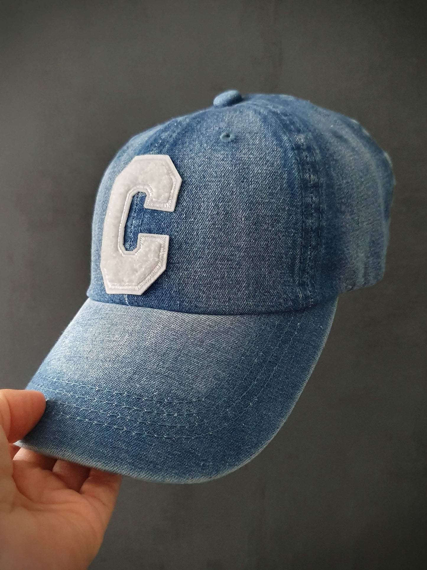 Découvrez notre casquette en jean bleu clair tendance avec une lettre C sur l'avant, ajoutant une touche d'originalité. Fabriquée à partir de 85% coton de qualité, cette casquette offre un confort optimal. Son design réglable à l'arrière permet un ajustement personnalisé pour s'adapter à toutes les tailles de tête. Que vous souhaitiez un look décontracté ou sportif, cette casquette polyvalente est un choix idéal. Complétez votre tenue avec style et profitez d'un accessoire pratique et à la mode.