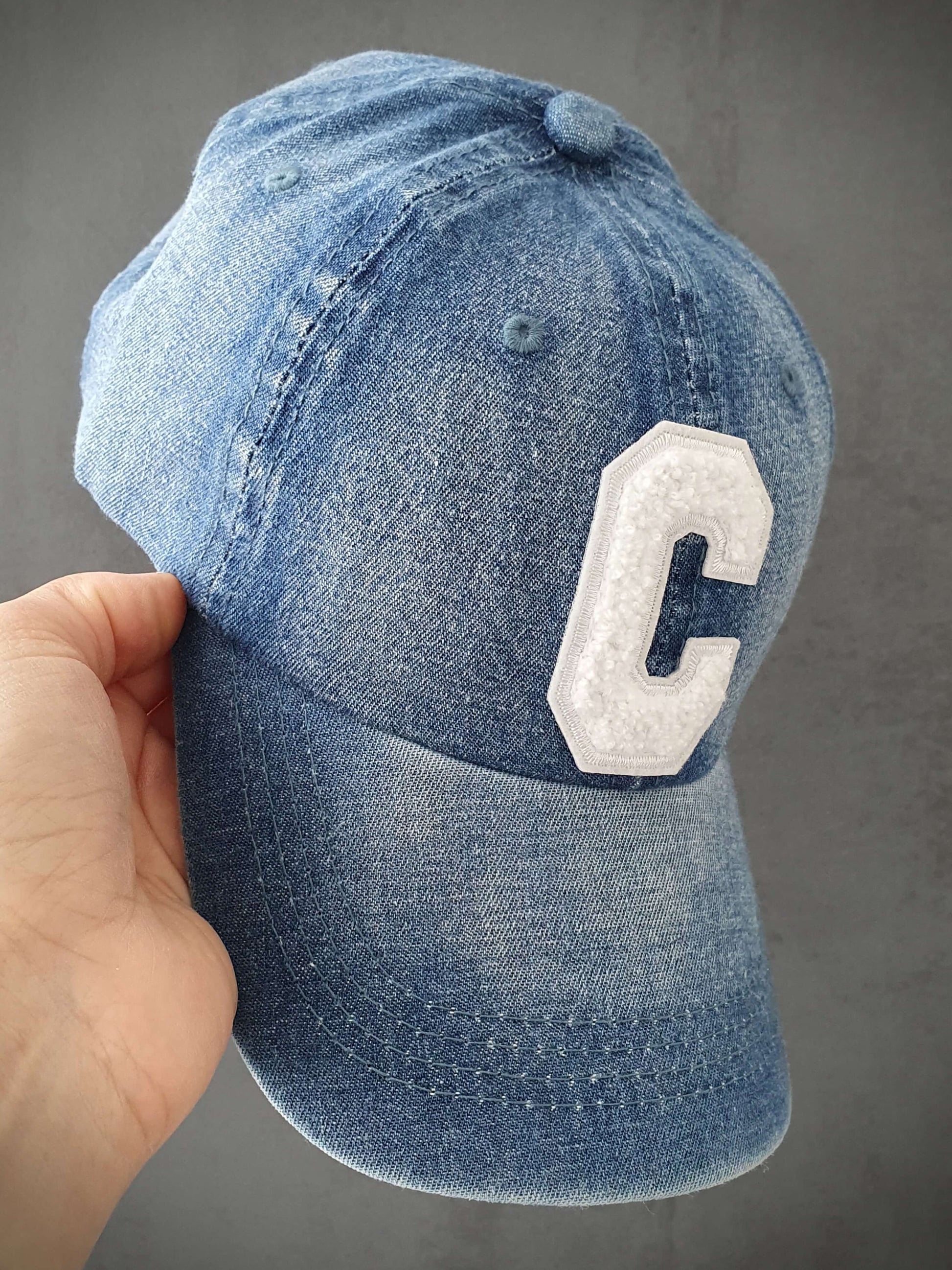 Découvrez notre casquette en jean bleu clair tendance avec une lettre C sur l'avant, ajoutant une touche d'originalité. Fabriquée à partir de 85% coton de qualité, cette casquette offre un confort optimal. Son design réglable à l'arrière permet un ajustement personnalisé pour s'adapter à toutes les tailles de tête. Que vous souhaitiez un look décontracté ou sportif, cette casquette polyvalente est un choix idéal. Complétez votre tenue avec style et profitez d'un accessoire pratique et à la mode.